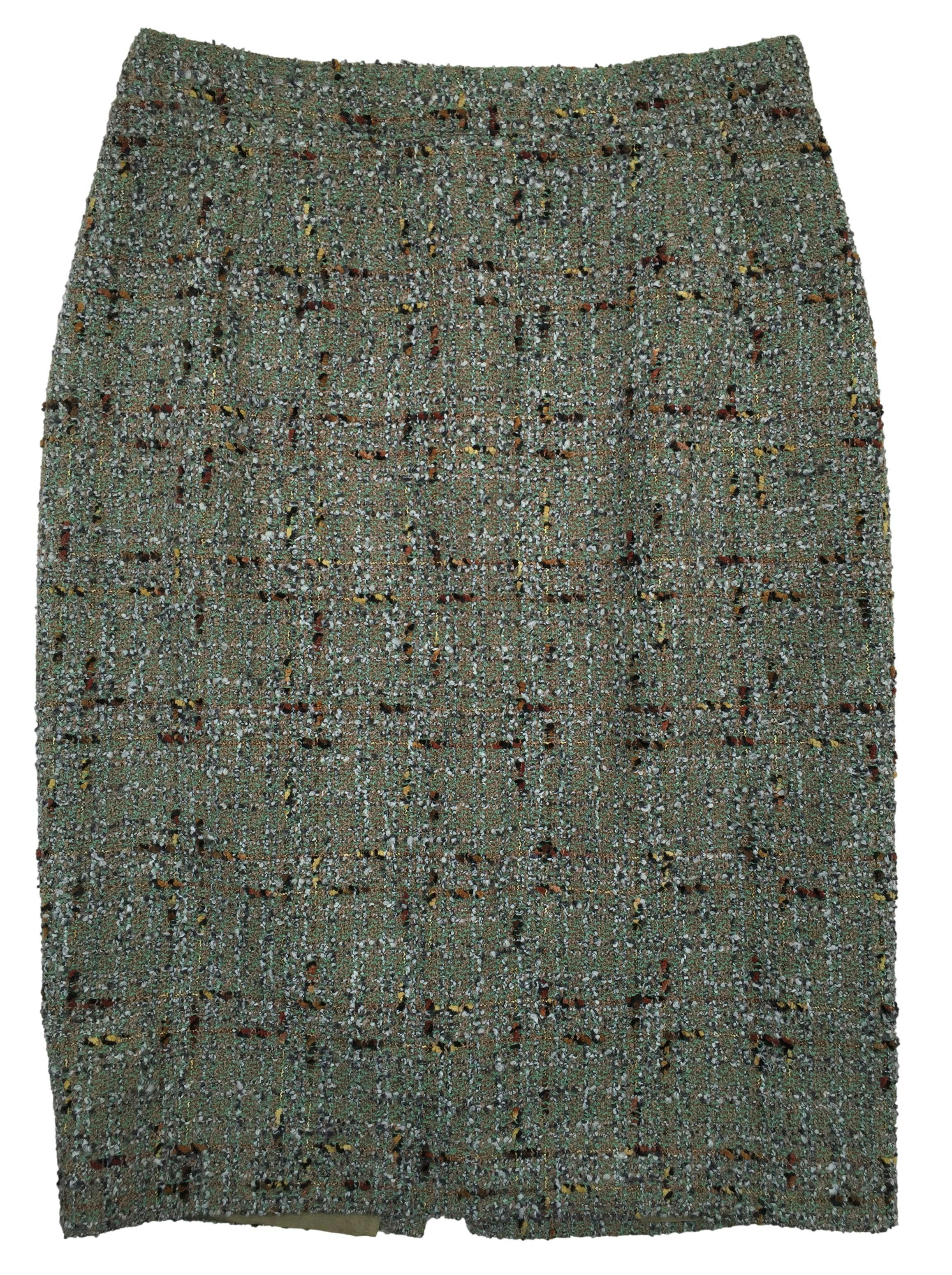 Falda de tweed en tonos verdes, forrada, con cierre y botón posterior. Cintura 70cm Largo 60cm
