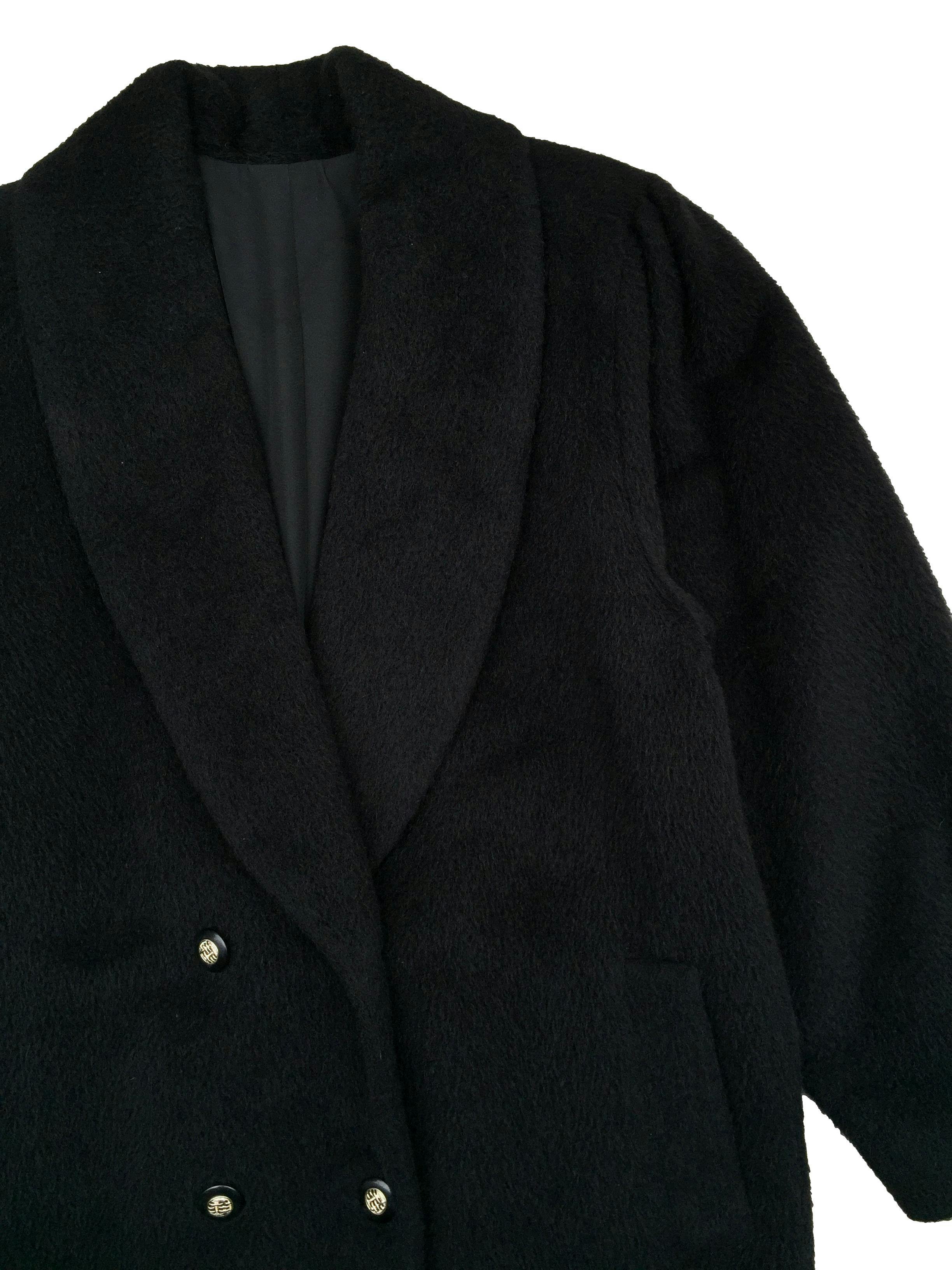 Abrigo negro 80% alpaca 30% lana, forrado, doble fila de botones y bolsillos. Busto 110cm Largo 85cm