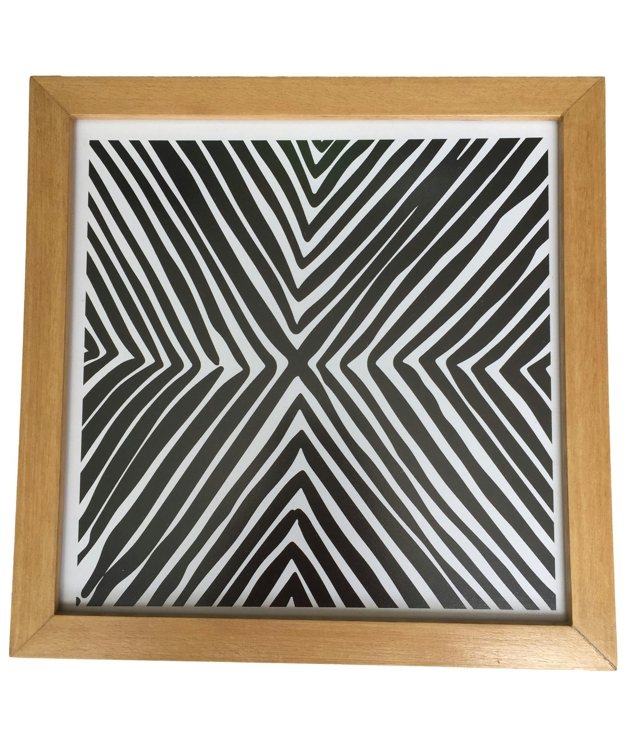 Cuadro blanco y negro en X, marco madera y mica protectora. Medidas 22x22cm