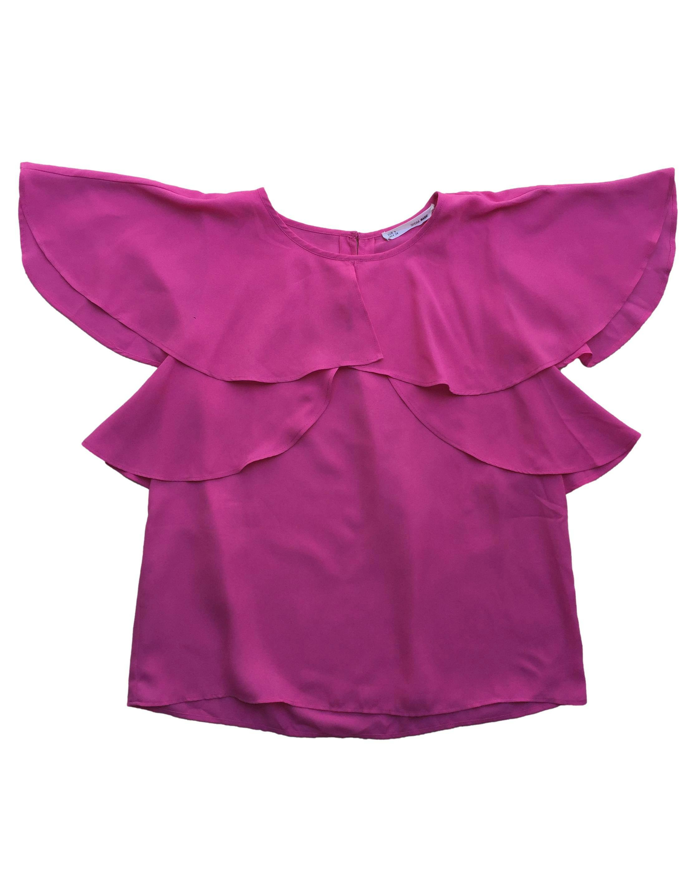 Blusa Sfera rosa chicle, volantes en el pecho y abertura posterior. Busto: 94cm, Largo: 58cm
