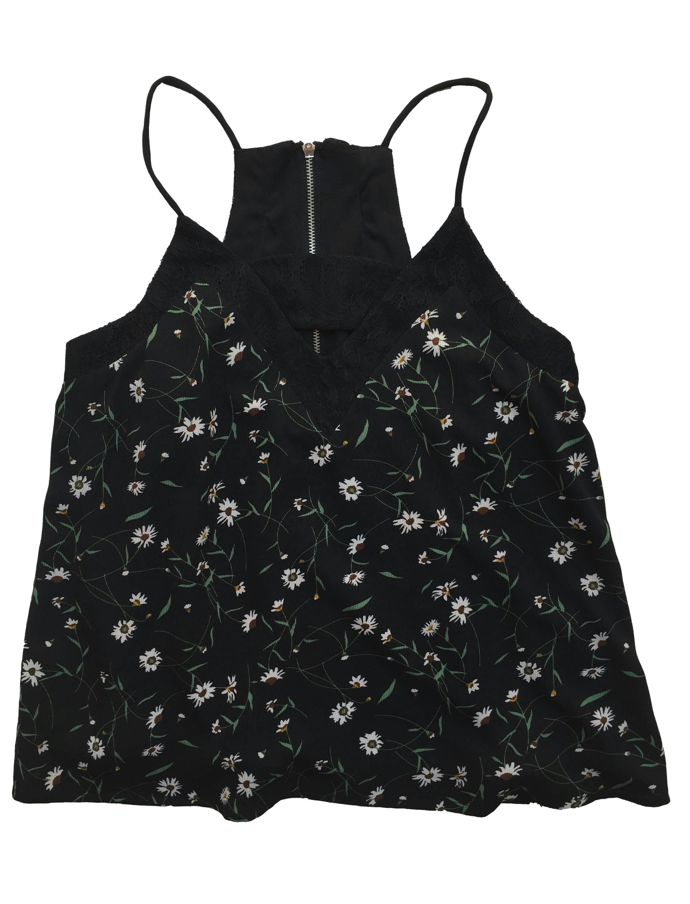 Blusa Hypnotic negra con estampado de flores, forro, cierre posterior. Busto: 88cm, Largo: 54cm