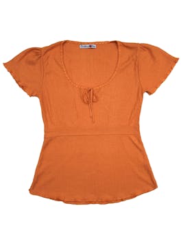 Blusa de punto delgado anaranjado, bordado y pasador en cuello. Busto 85cm Largo 55cm