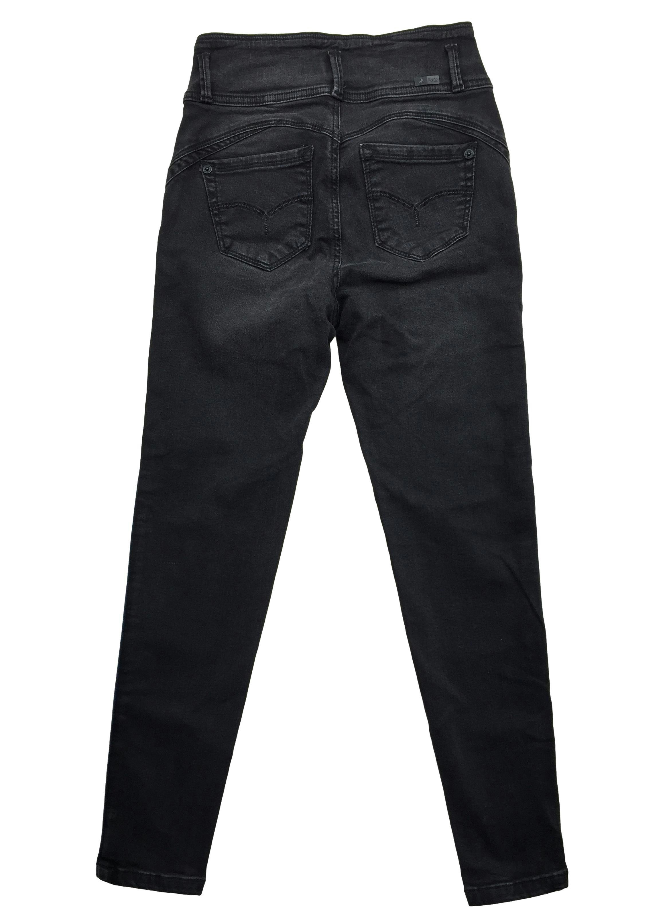 Pantalón Lois jean negro, tiro alto, skinny. Cintura: 58cm, Tiro: 26cm, Largo: 90cm. Nuevo con etiqueta