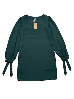 Vestido H&M, tela plana verde, mangas con lazo en puño, falda con bolsillos. Busto: 86cm, Largo: 78cm