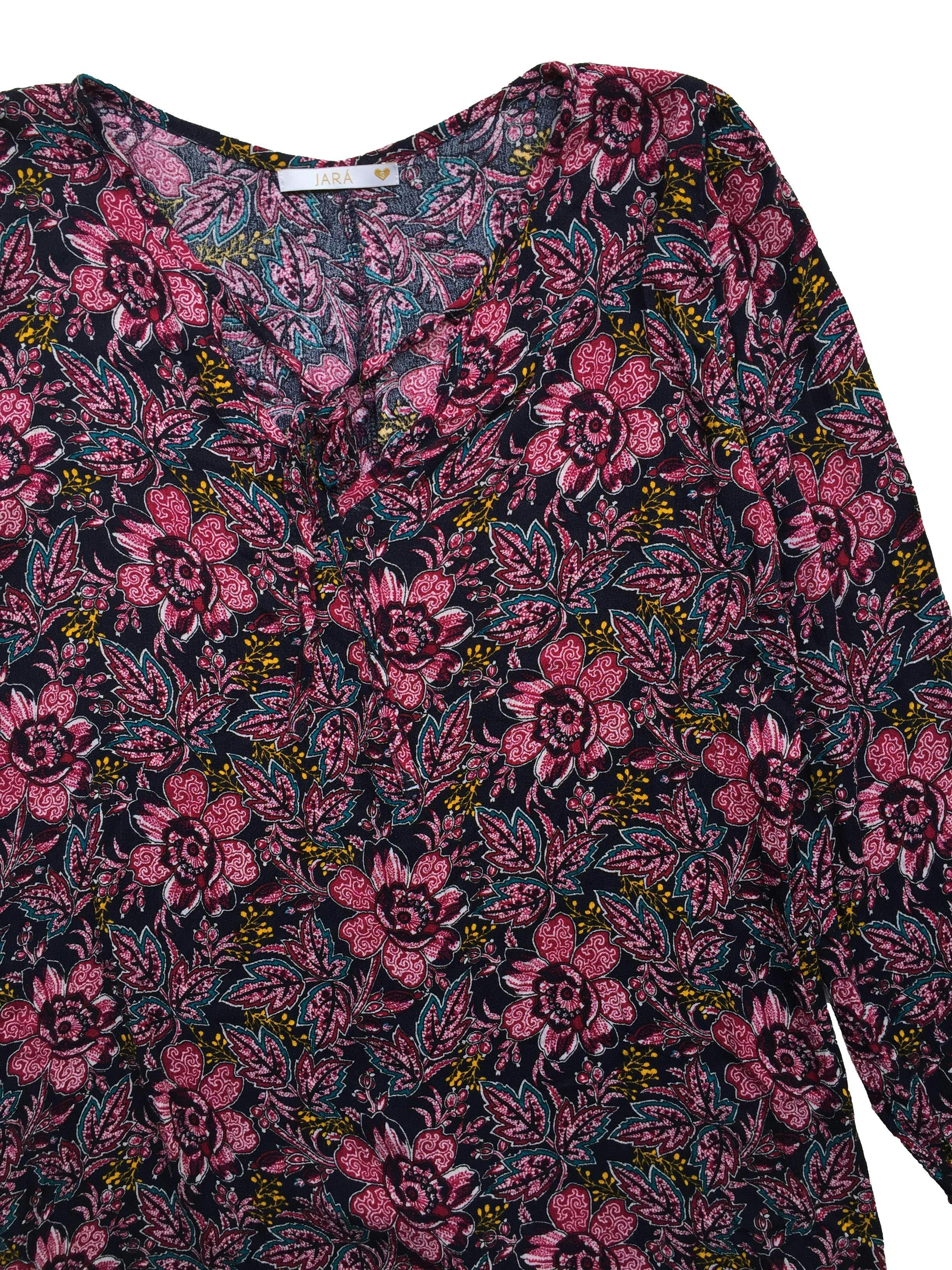 Blusa morada estampado floral, elástico en los puños y pasadores en el cuello. Busto: 108cm, Largo: 82cm