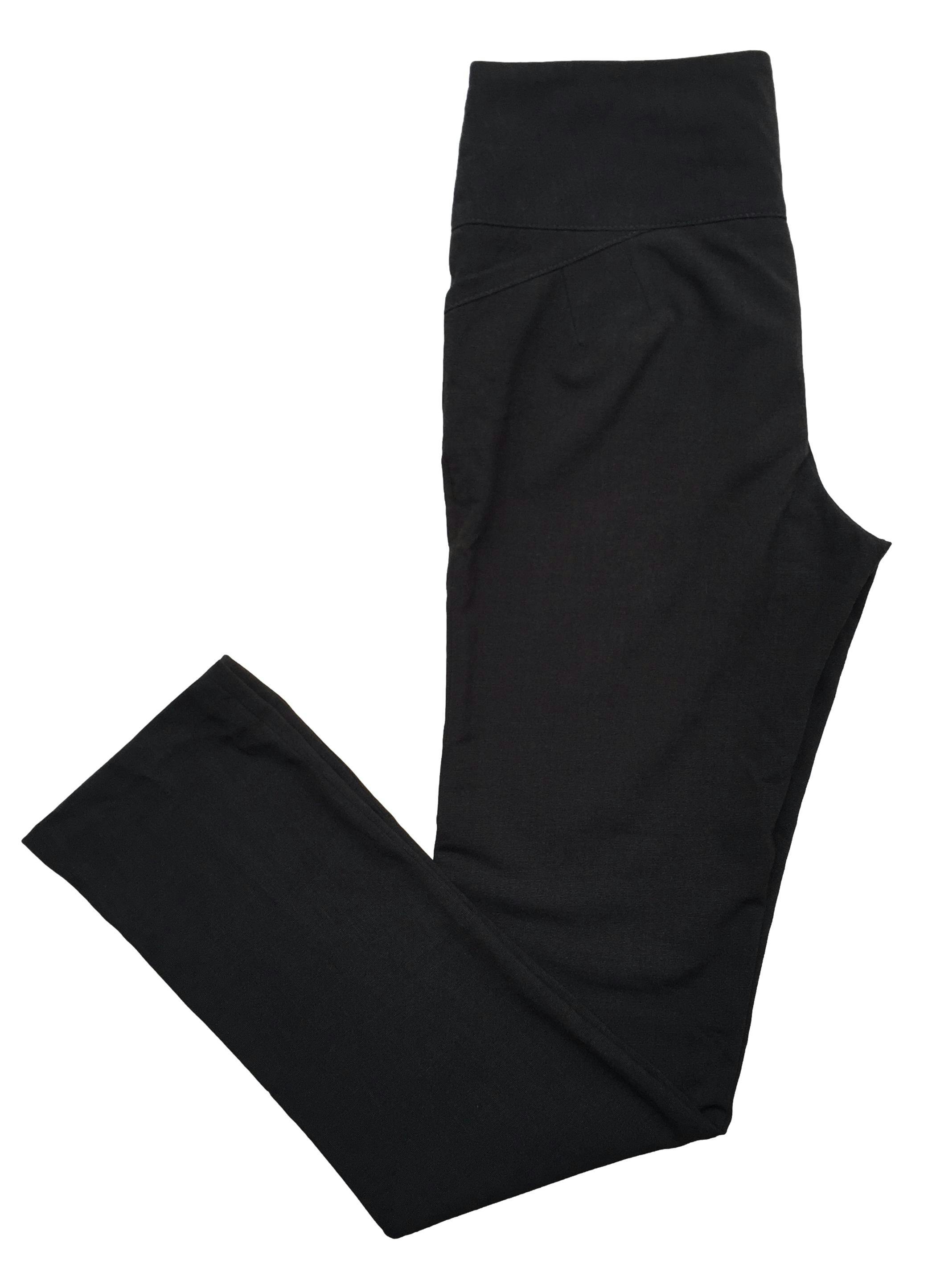 Pantalón de vestir negro, pretina ancha tres botones y bolsillos delanteros. Cintura: 70cm, Tiro: 27cm, Largo: 103cm