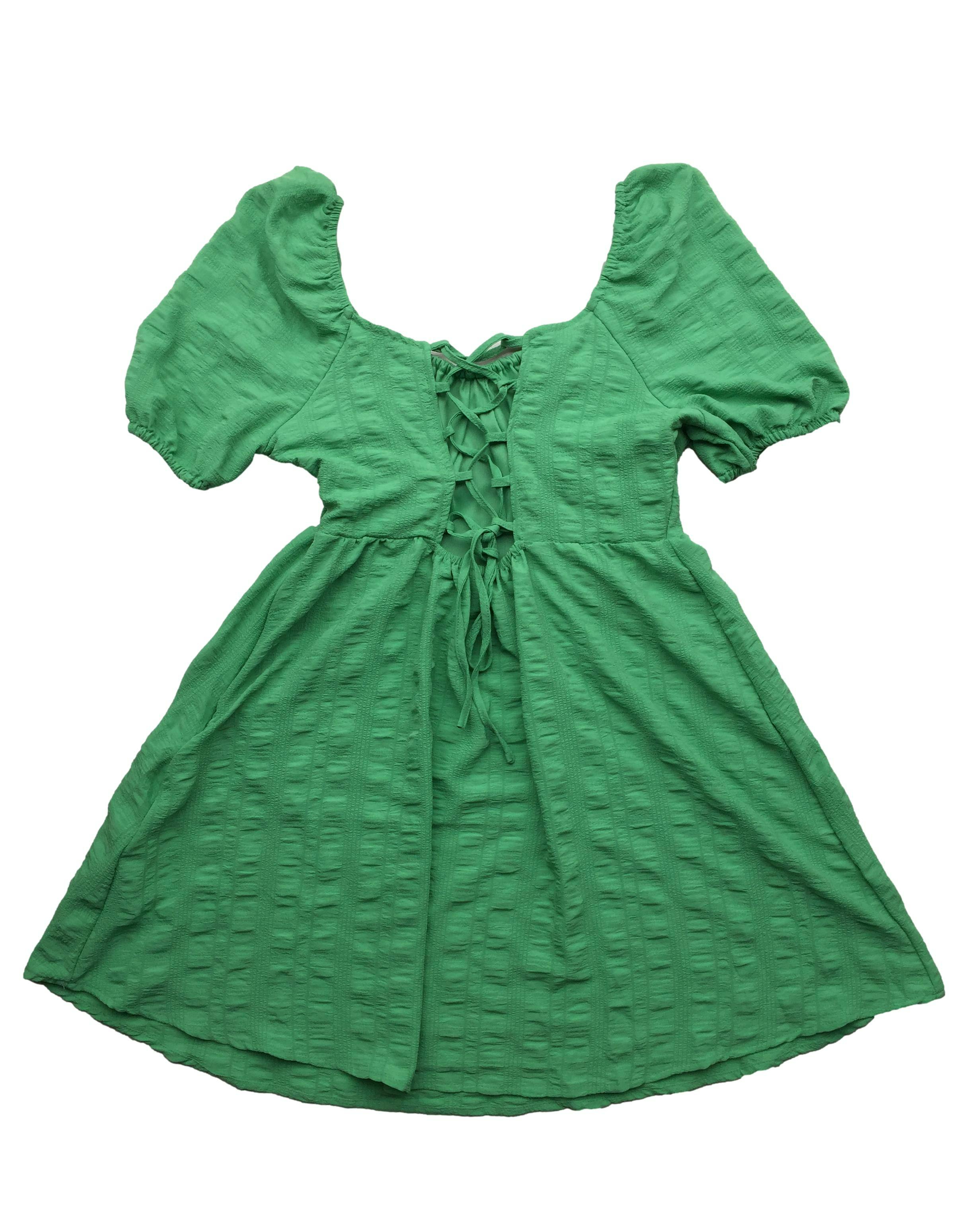 Vestido Sybilla verde, textura de líneas, mangas abullonadas, cierre lateral, forro y tiras posteriores. Busto: 98cm, Largo: 70cm