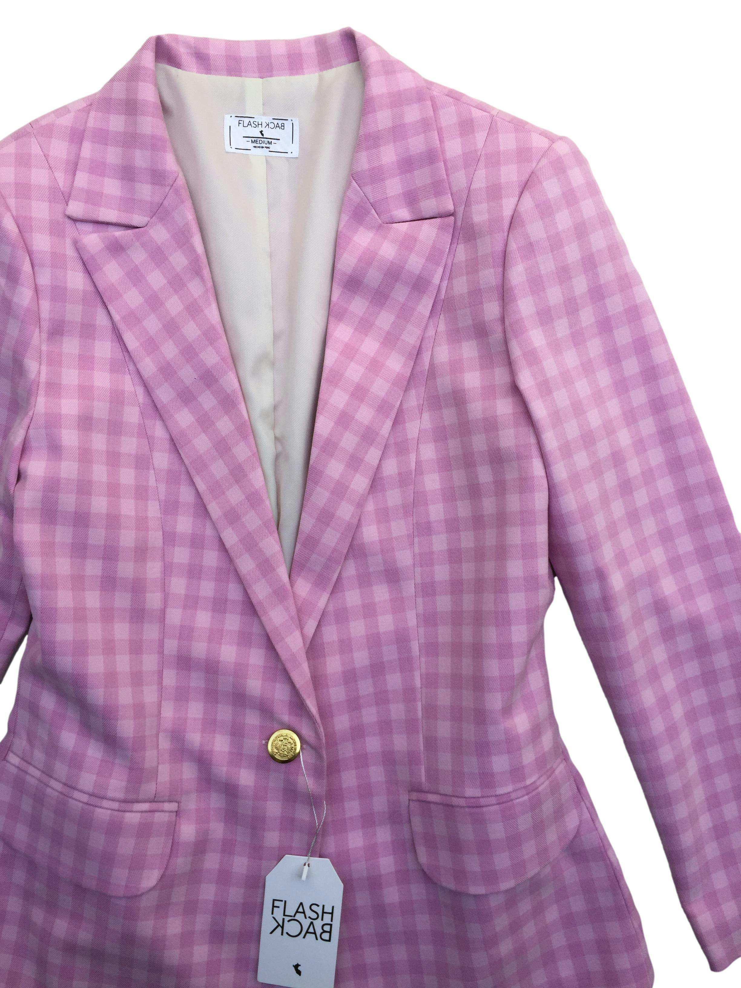 Blazer Flashback a cuadros rosados, forrado, hombreras ligeras, modelo de un botón y bolsillos delanteros. Busto 100cm Largo 65cm. Nuevo con etiqueta, precio original S/ 249