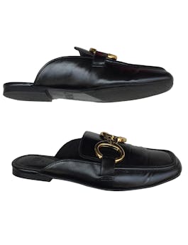 Loafers Zara de cuerina negra con hebillas doradas. Estado 9/10