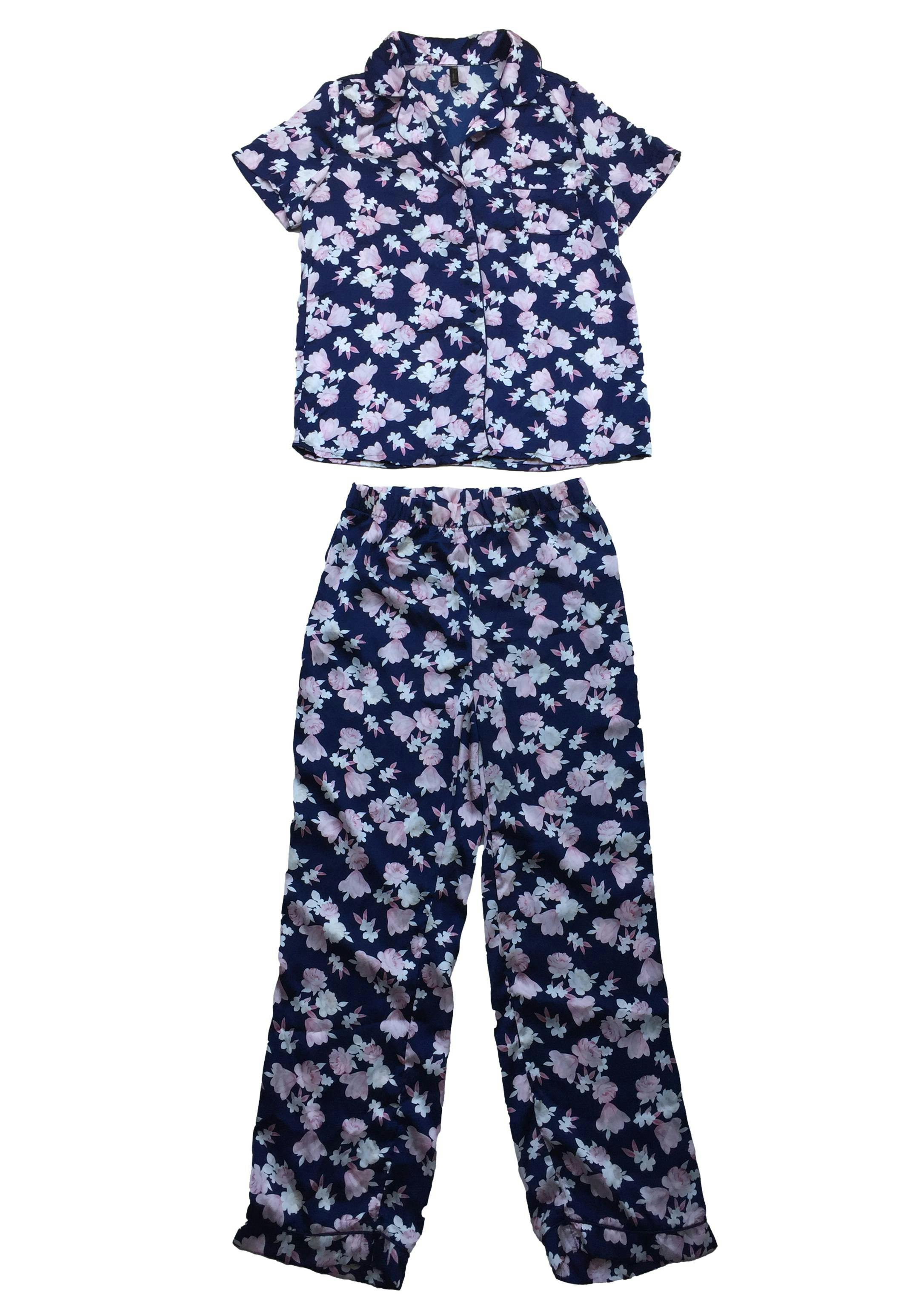 Pijama sedosa azul con flores rosa y crema. Busto 100cm Largo 62cm Cintura 68cm Largo pantalón 97cm