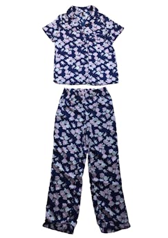 Pijama sedosa azul con flores rosa y crema. Busto 100cm Largo 62cm Cintura 68cm Largo pantalón 97cm