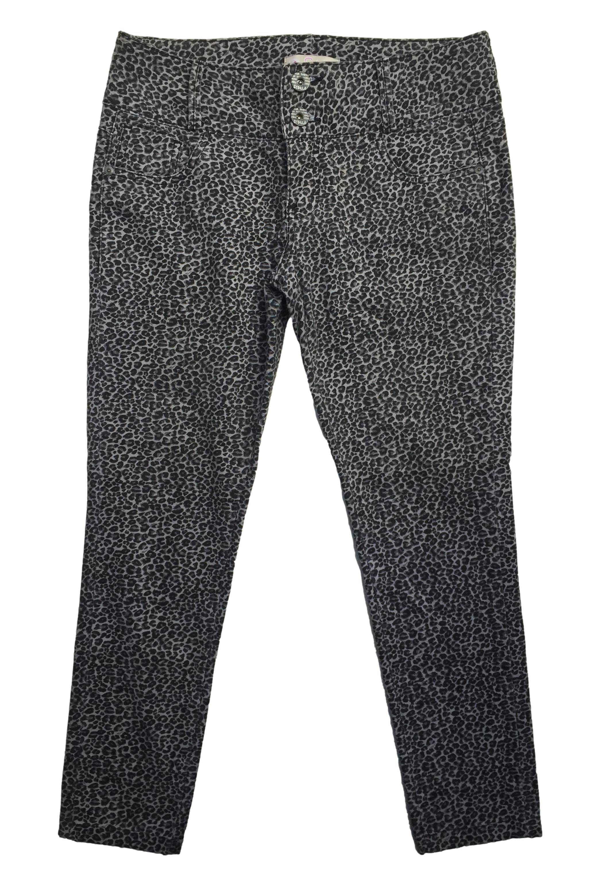 Pantalón Sybilla animal print en tonos grises, dos botones delanteros, pretina ancha. Cintura: 76cm, Tiro: 21cm, Largo: 84cm