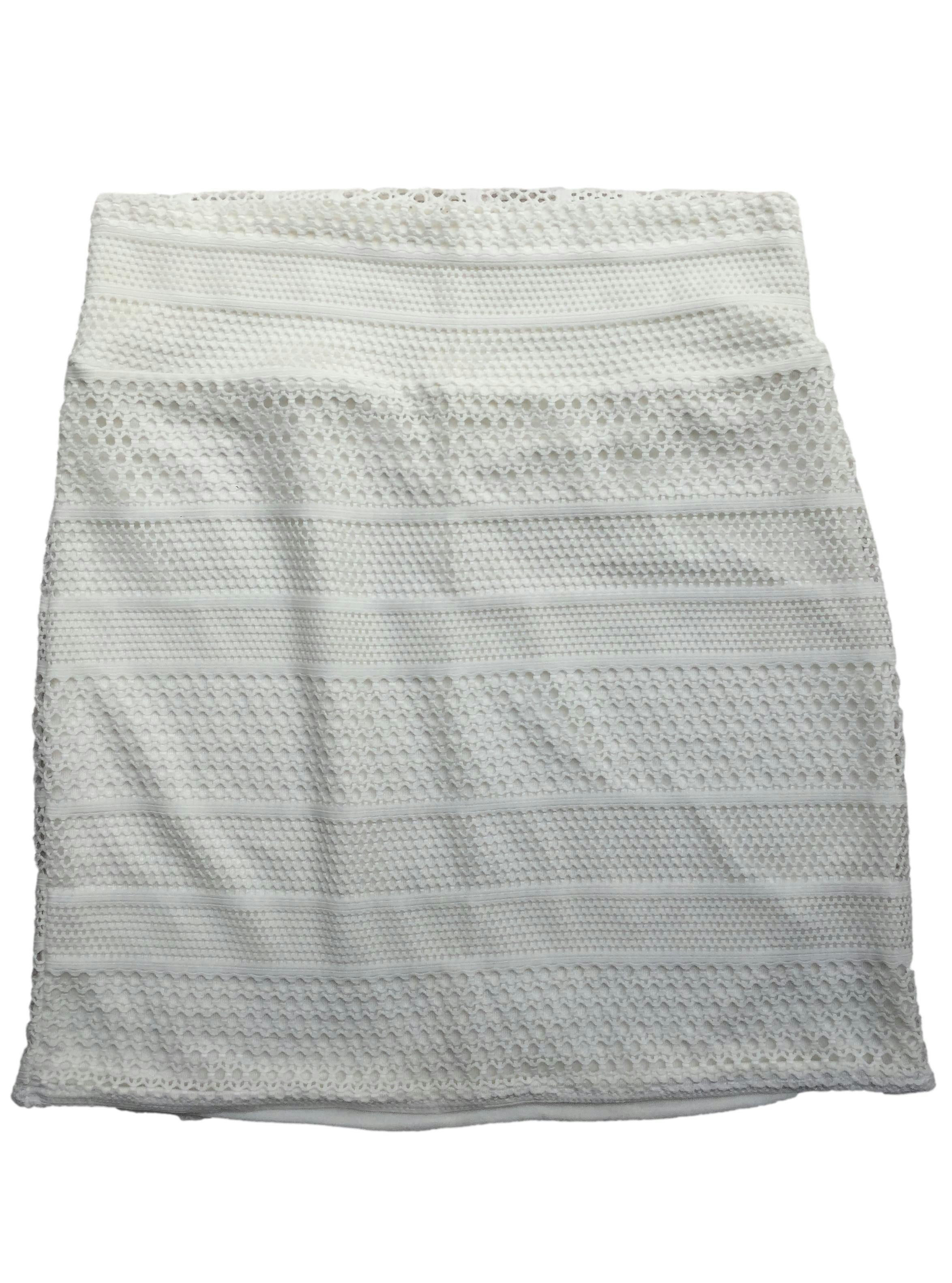 Falda blanca calada con forro, pretina ancha. Cintura: 60cm, Largo: 37cm