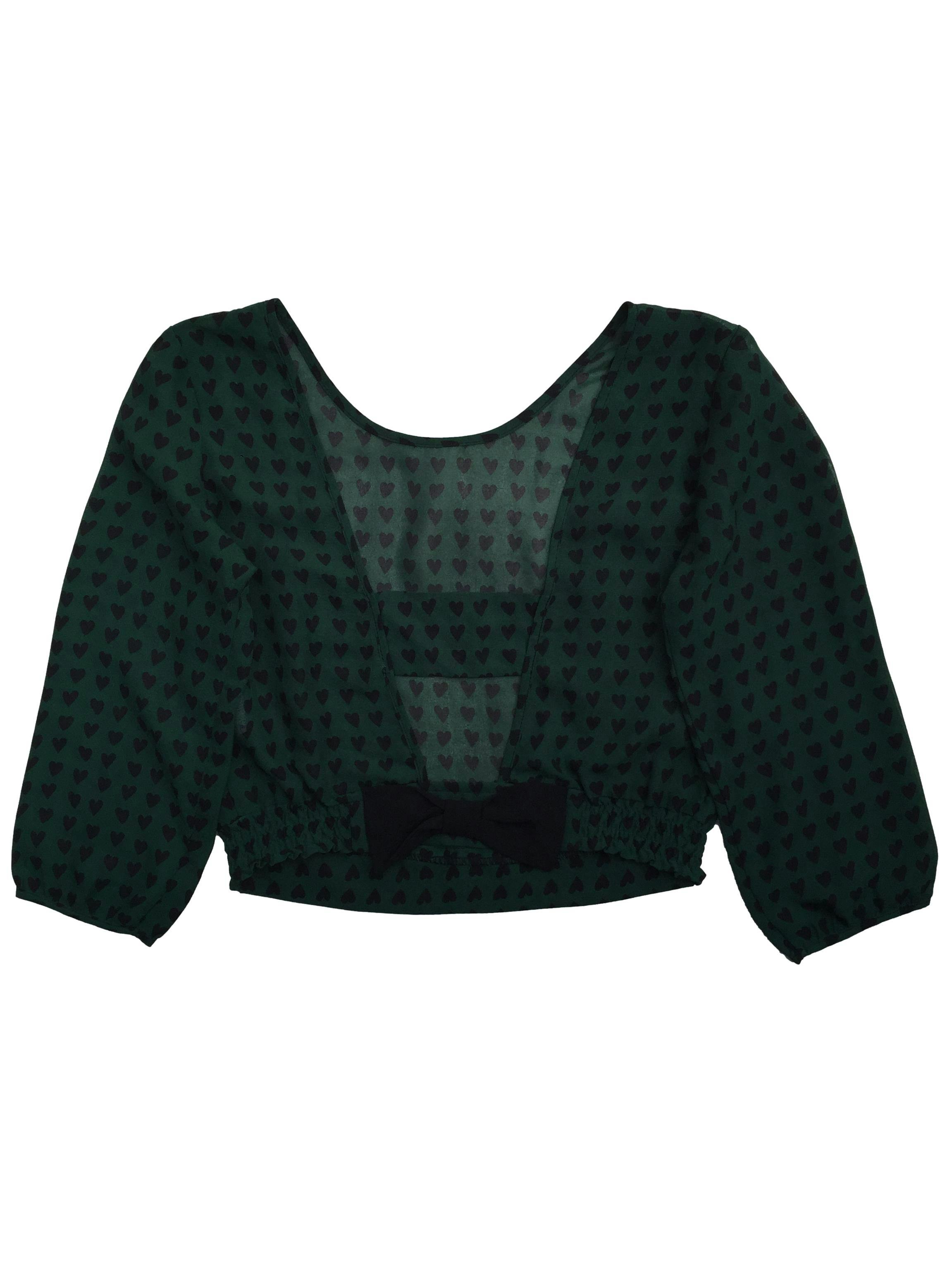 Blusa Xiomi de gasa verde con estampado de corazones negros, abertura en la espalda y detalle de lazo. Busto: 90cm, Largo: 40cm