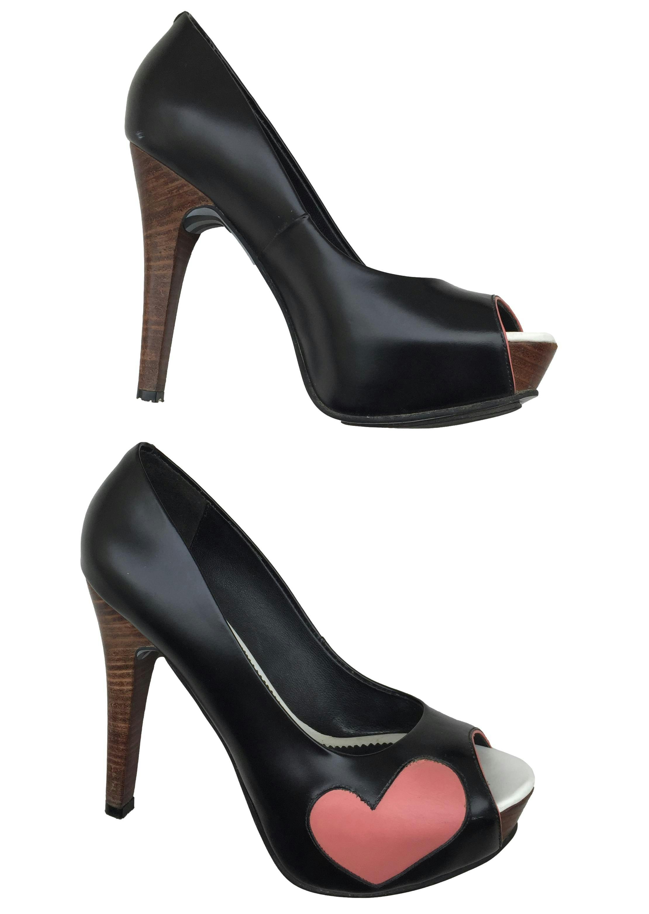 Zapatos Lala Love pee toe, de cuero negro con detalles corazón, taco 12cm plataforma 3cm. Estado 8.5/10