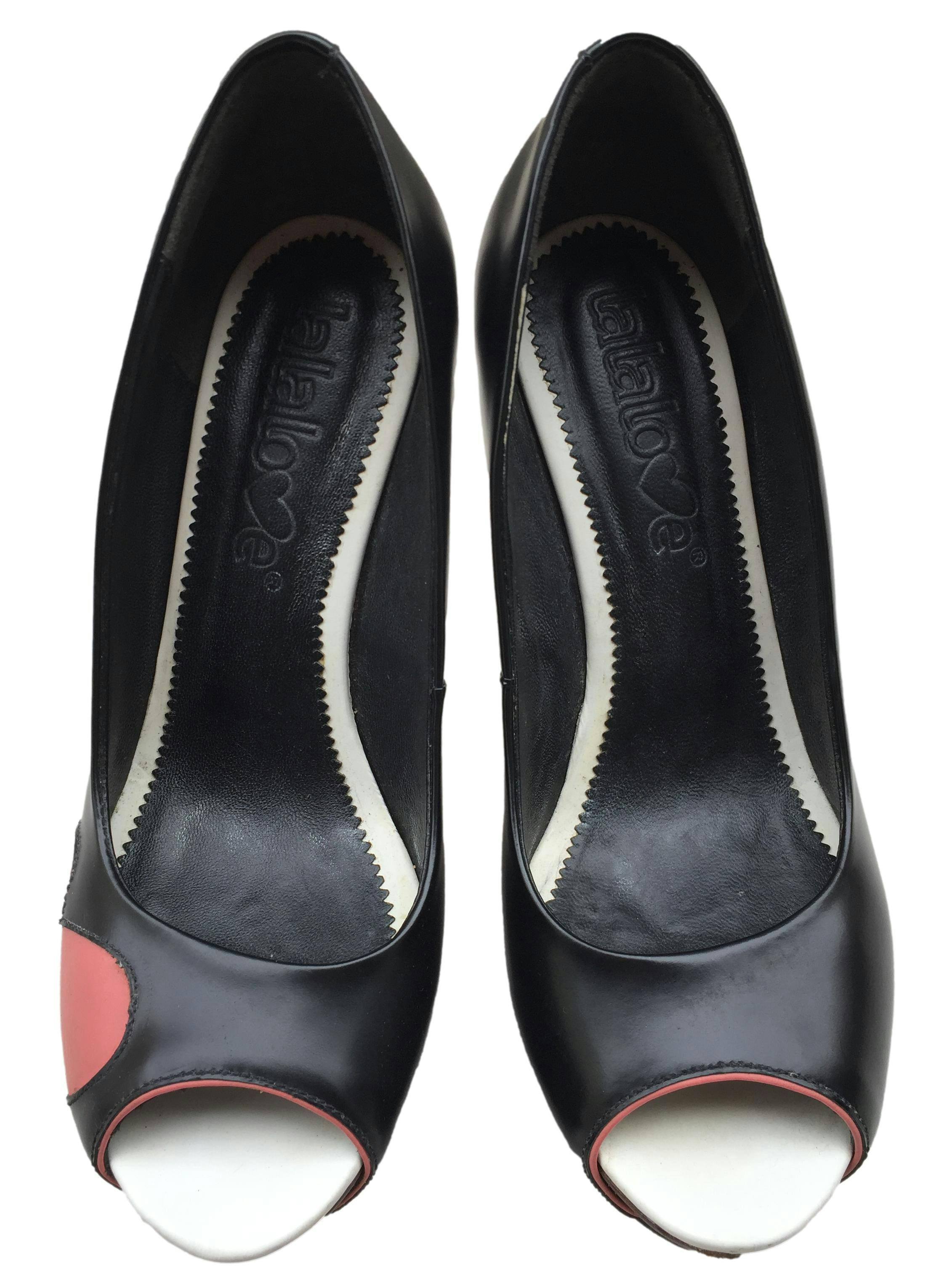 Zapatos Lala Love pee toe, de cuero negro con detalles corazón, taco 12cm plataforma 3cm. Estado 8.5/10