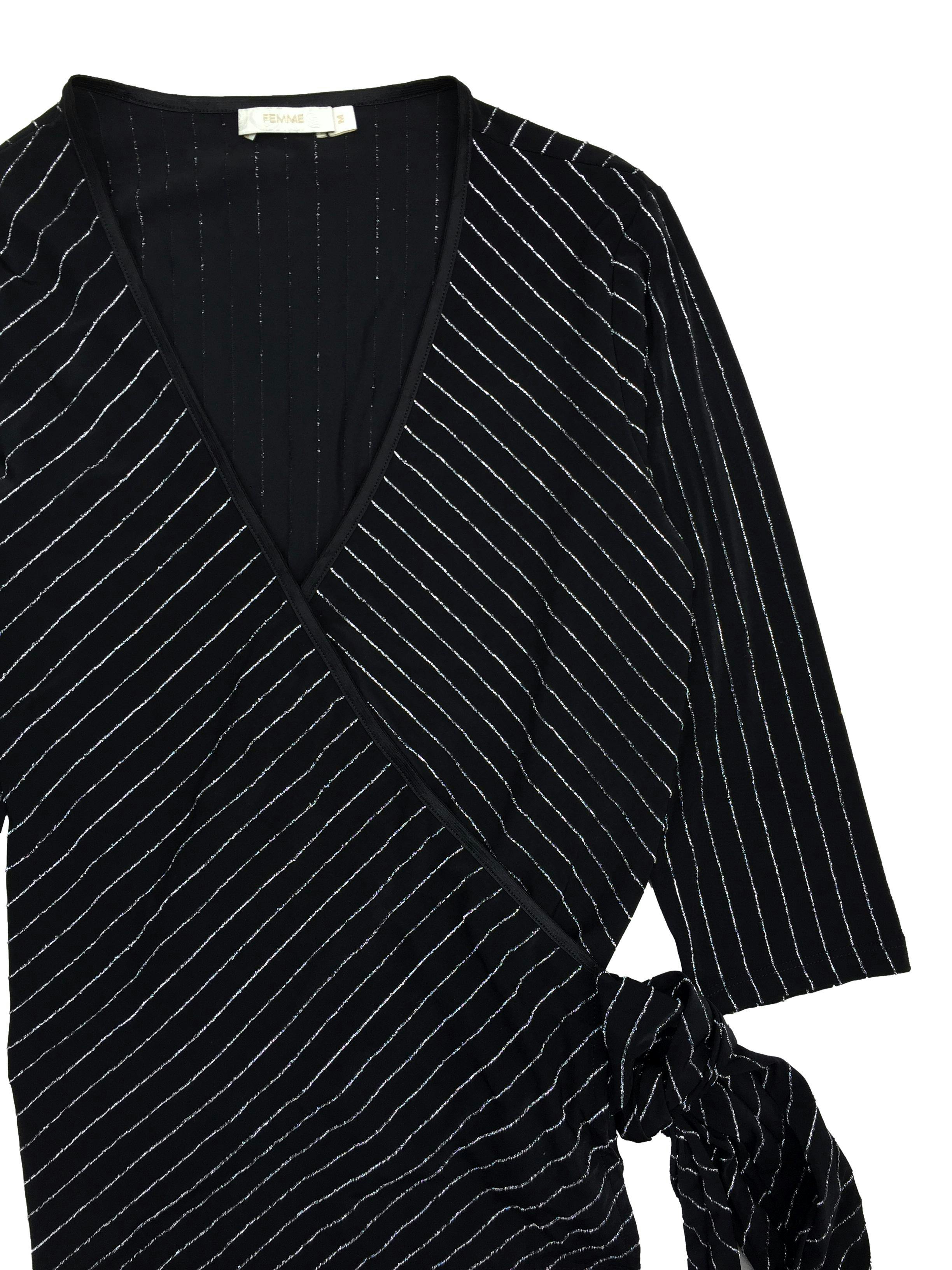 Blusa Femme cruzada negra stretch con líneas plateadas, manga 3/4. Busto 94cm Largo 55cm