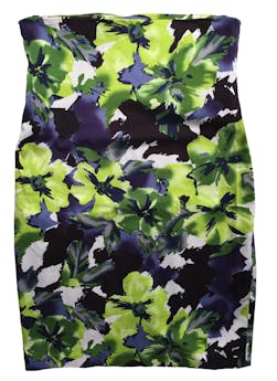Falda Margus floreada en tonos verde, azul y blanco, cierre posterior. Cintura: 66cm, Largo: 57cm