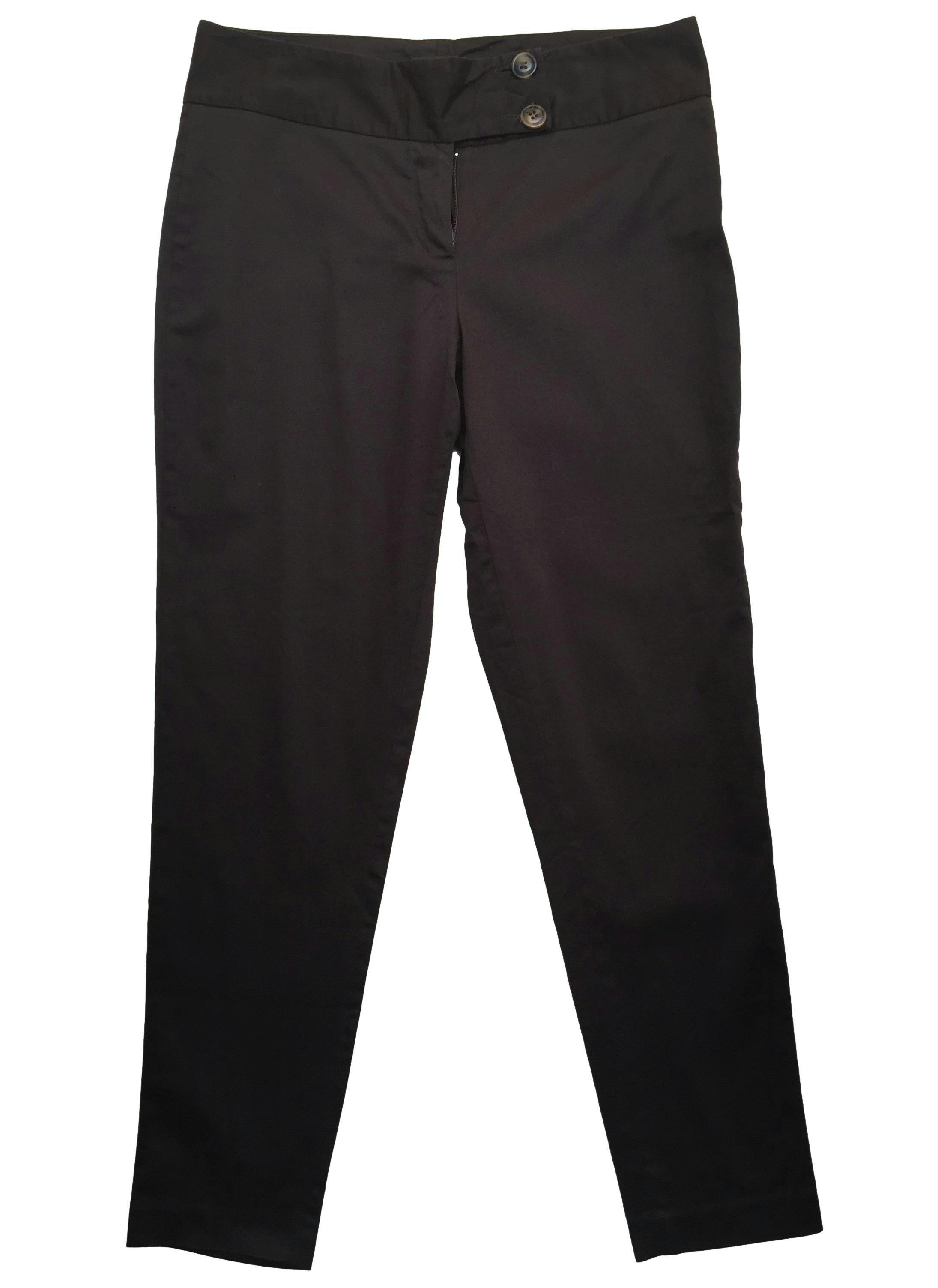 Pantalón marrón corte slim con dos botones en pretina. Cintura 76cm Tiro 24cm Largo 92cm