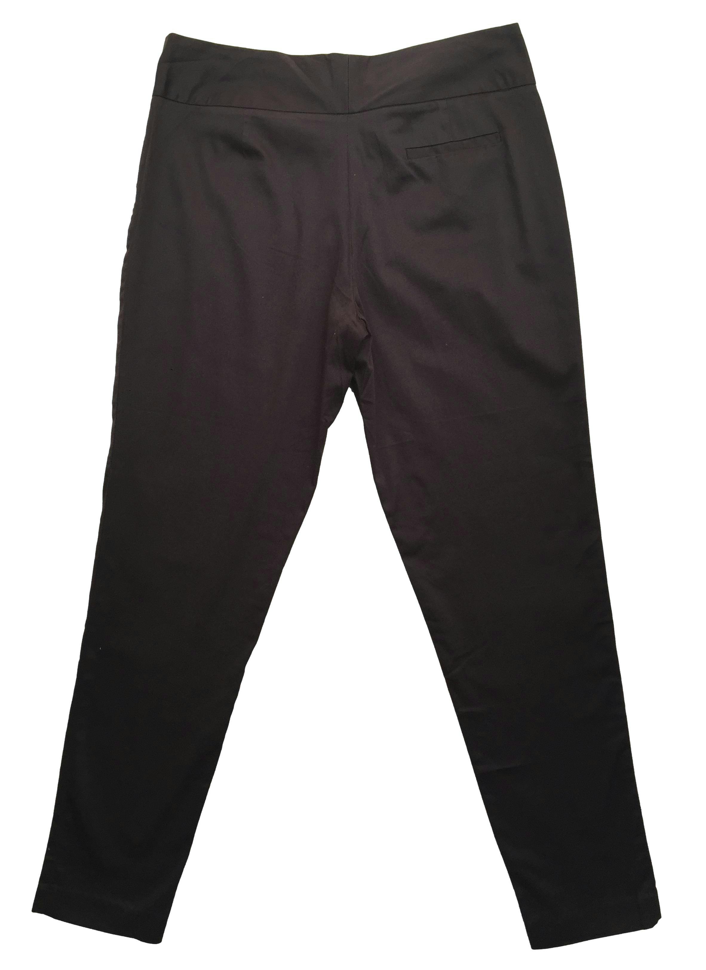 Pantalón marrón corte slim con dos botones en pretina. Cintura 76cm Tiro 24cm Largo 92cm
