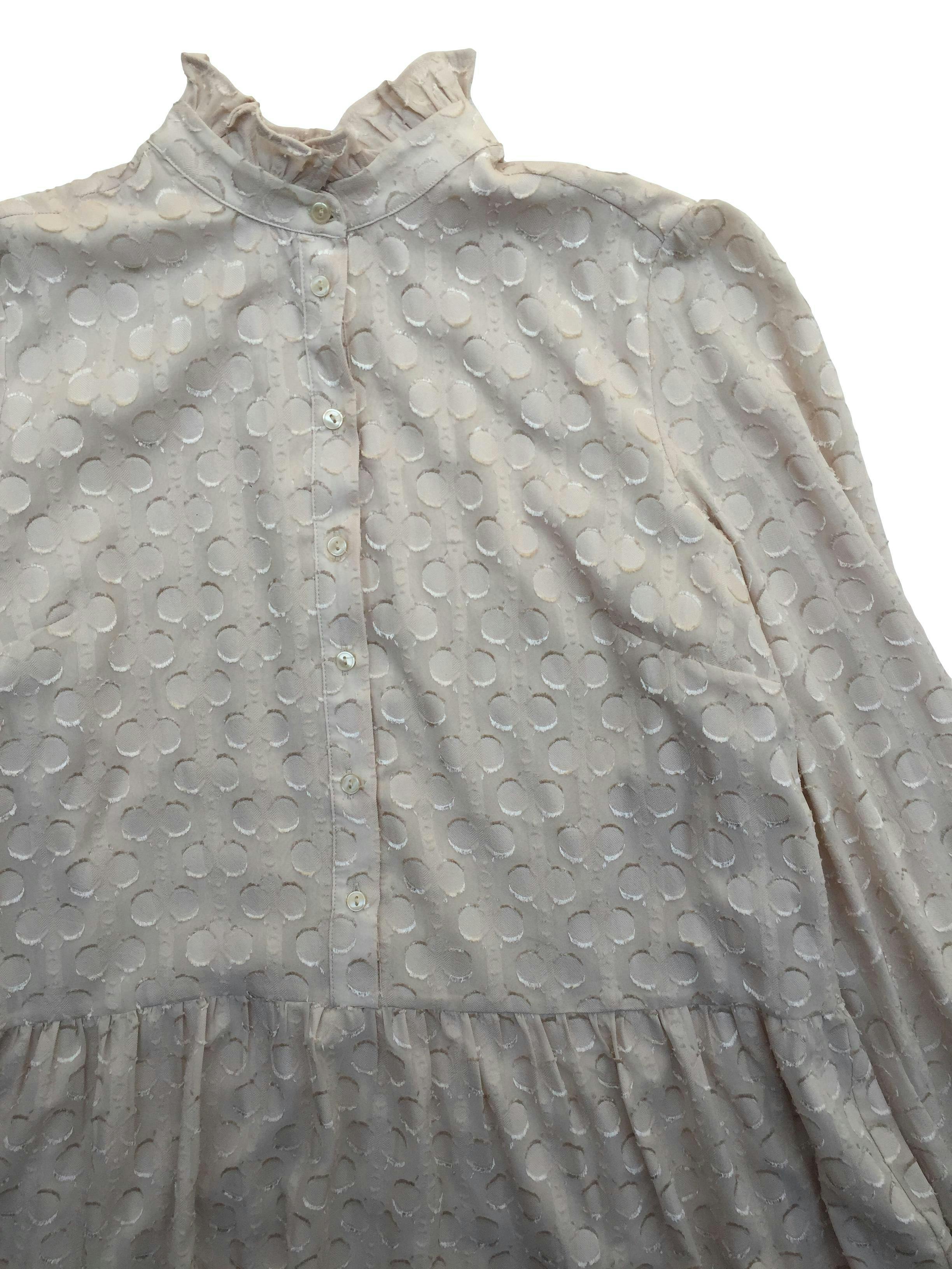 Vestido beige de gasa con textura en círculos, forrado, cuerpo en A. Busto 100cm Largo 85cm. Nuevo con etiqueta