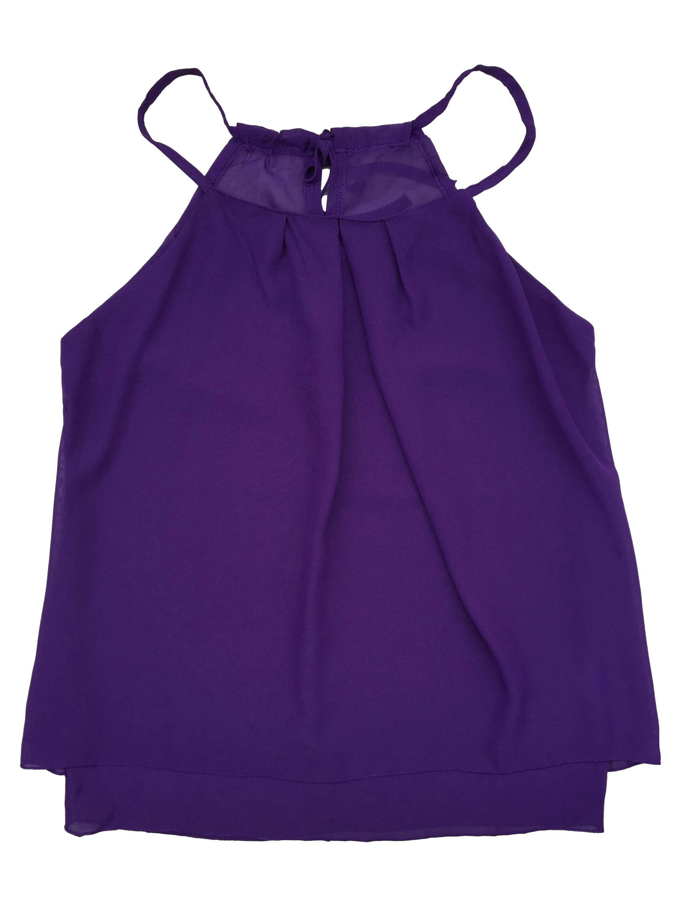 Blusa violeta de gasa con forro y cordón en el cuello para regular. Busto: 94cm, Largo: 72cm