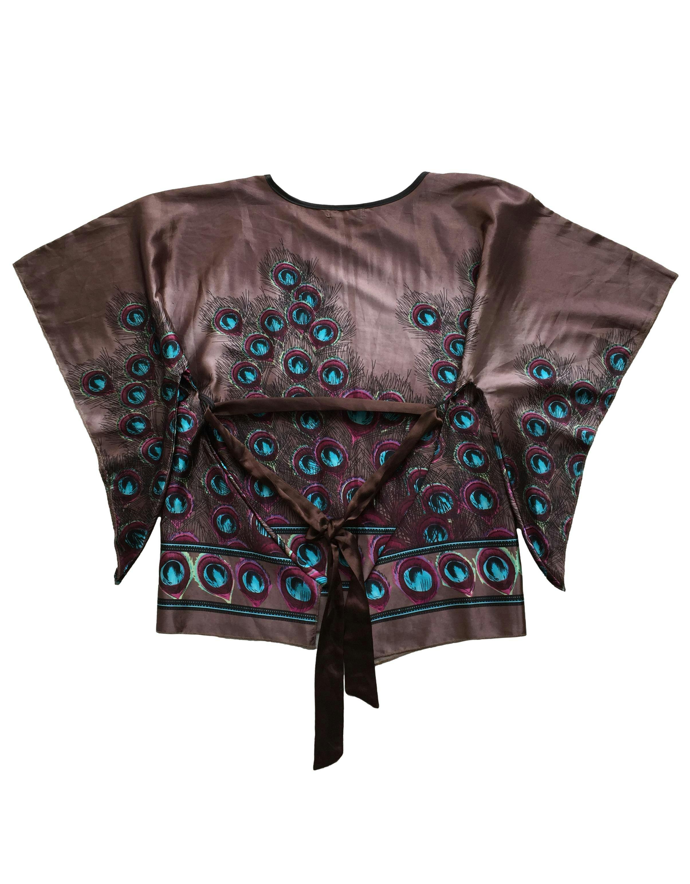 Blusa Cocoa Blue, tela sedosa, estampado de pavo real y lazo para anudar en la cintura. Busto:  120cm, Largo: 87cm 