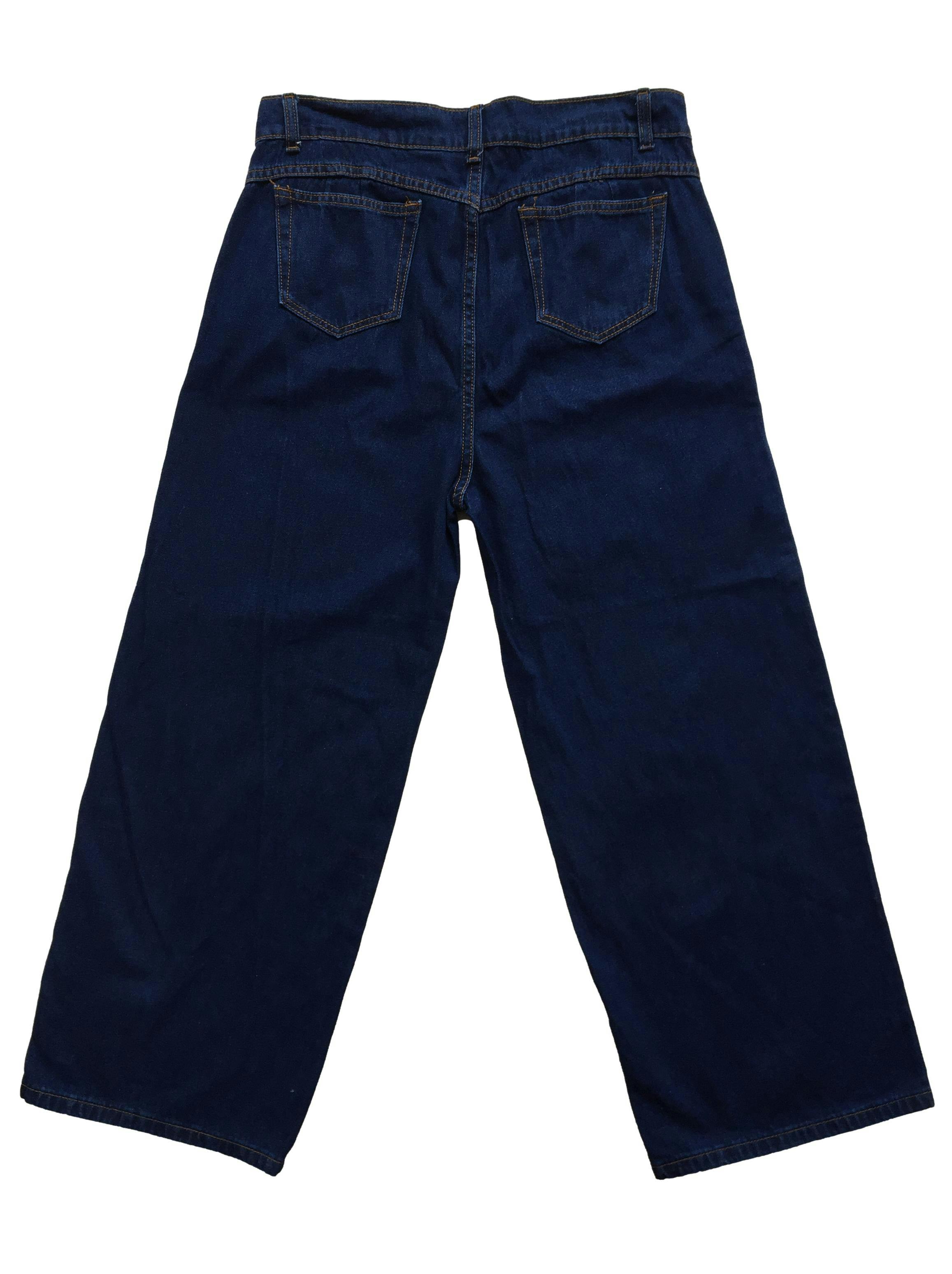 Pantalón jean, pierna ancha, bolsillos y botón delanteros. Cintura: 80cm, Tiro: 30cm, Largo: 92cm