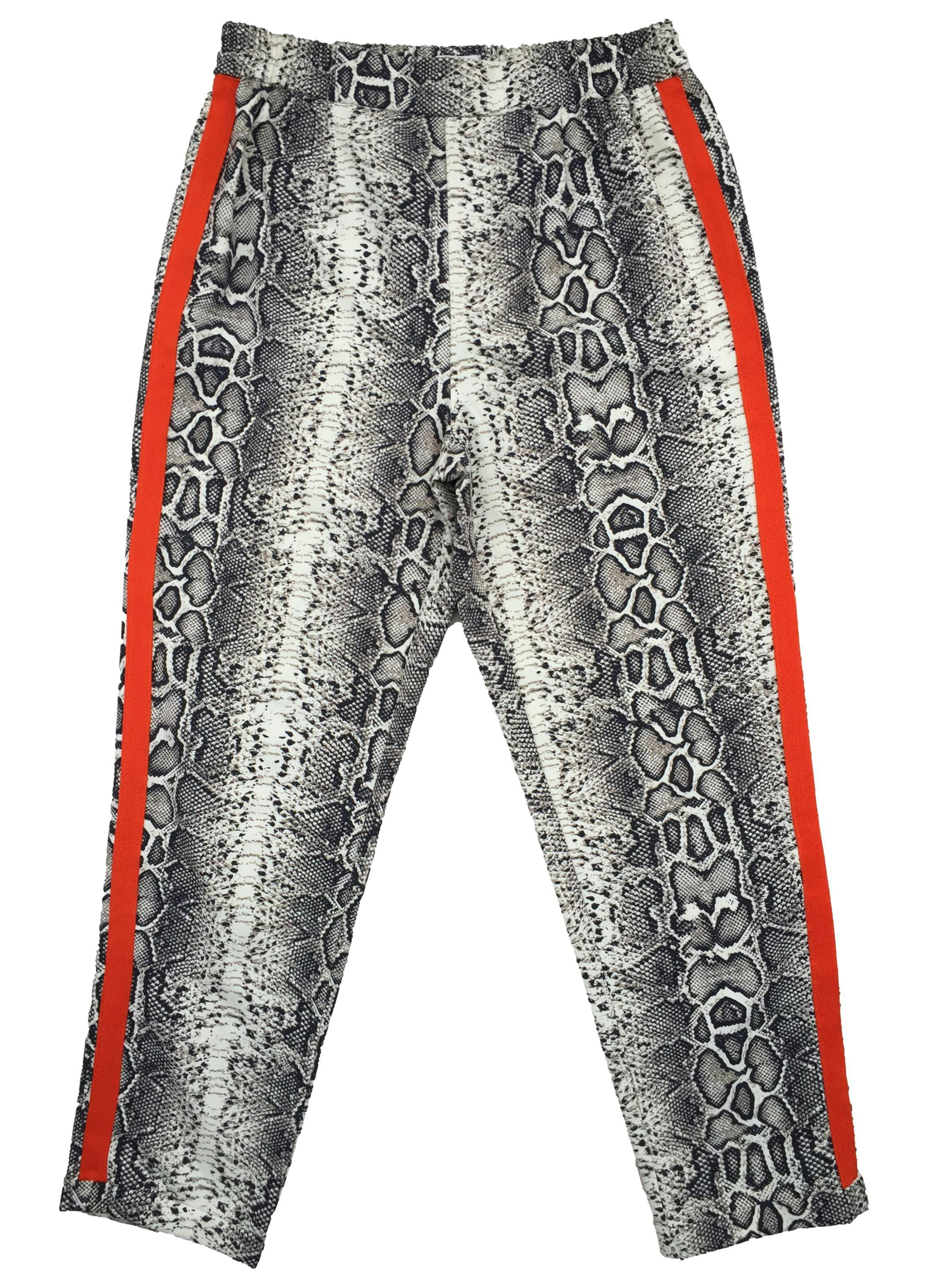 Pantalón Sybilla tipo jogger, estampado piel de serpiente y franjas naranjas en los laterales, pretina en la cintura. Cintura: 70cm (sin estirar), Tiro: 28cm, Largo: 90cm