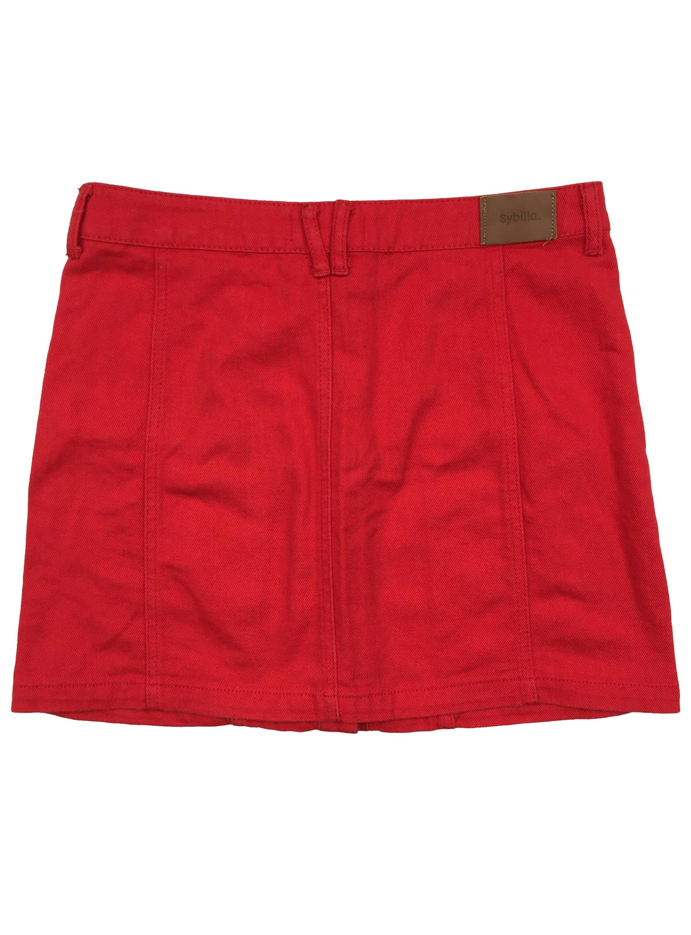 Falda Sybilla roja, botones y bolsillos delanteros. Cintura: 78cm, Largo: 40cm