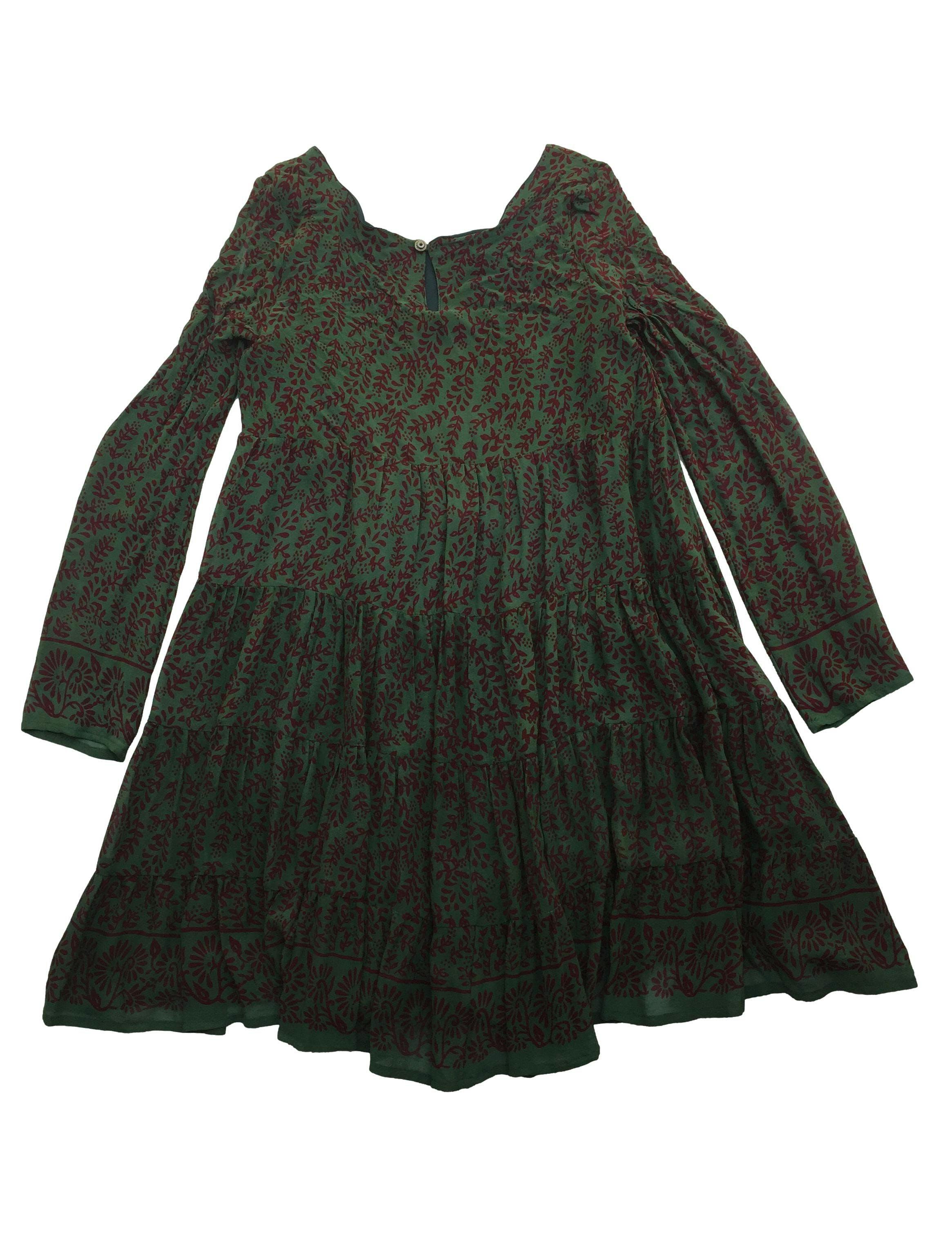 Vestido Rapsodia de seda verde con estampado de hojas guinda, forrado, corte en A y botón posterior en cuello. Busto 88cm Largo 80cm