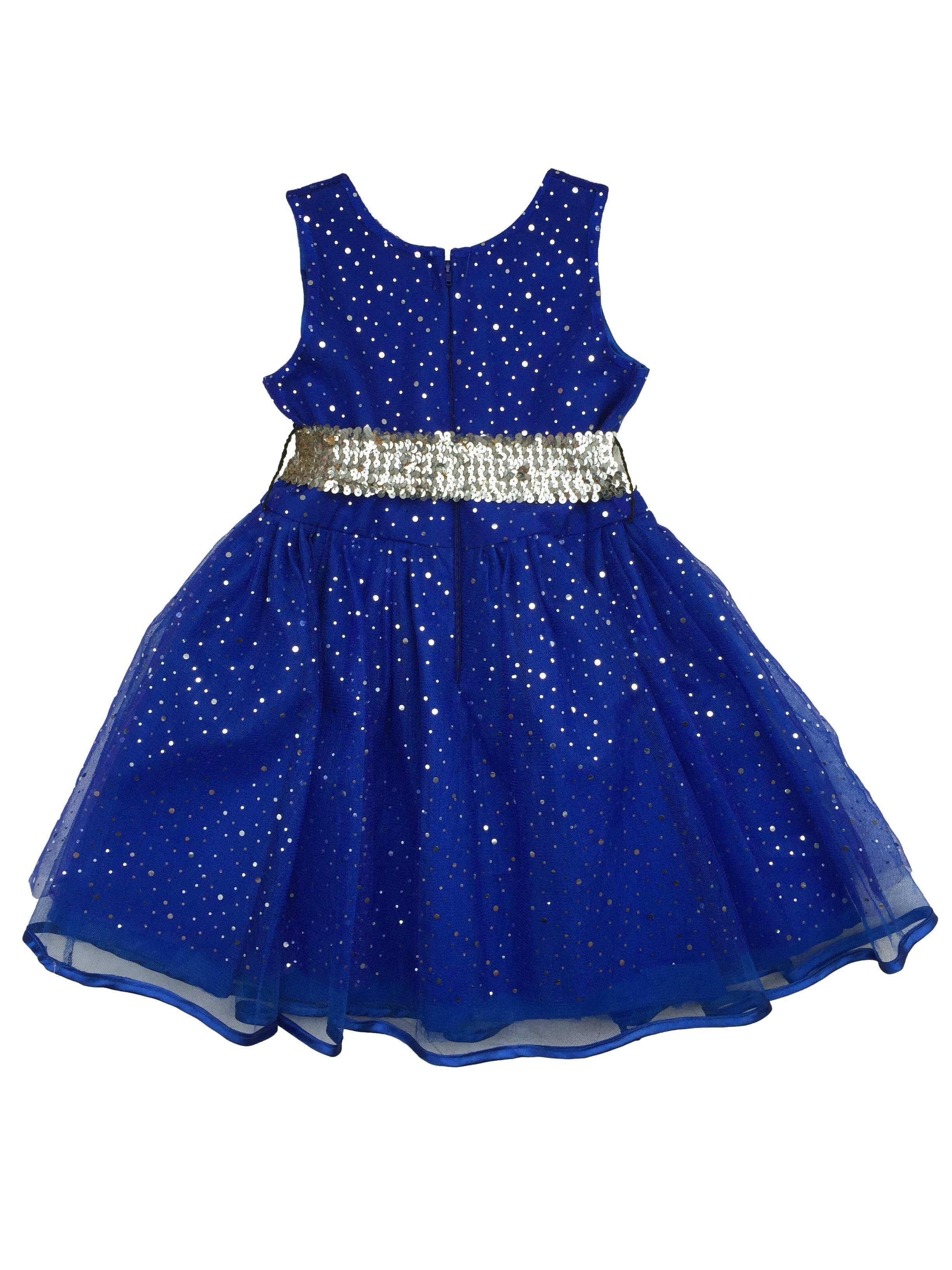 Vestido azul (p/niñx) con varias capas de tul y tela, aplicaciones de lentejuelas plateada y correa con dije de mariposa.