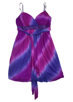 Vestido de tul morado, rosa y azul con aplicaciones de brillos, copas, tiras regulables, forro y lazo para anudar. Busto: 76cm, Largo:  84cm