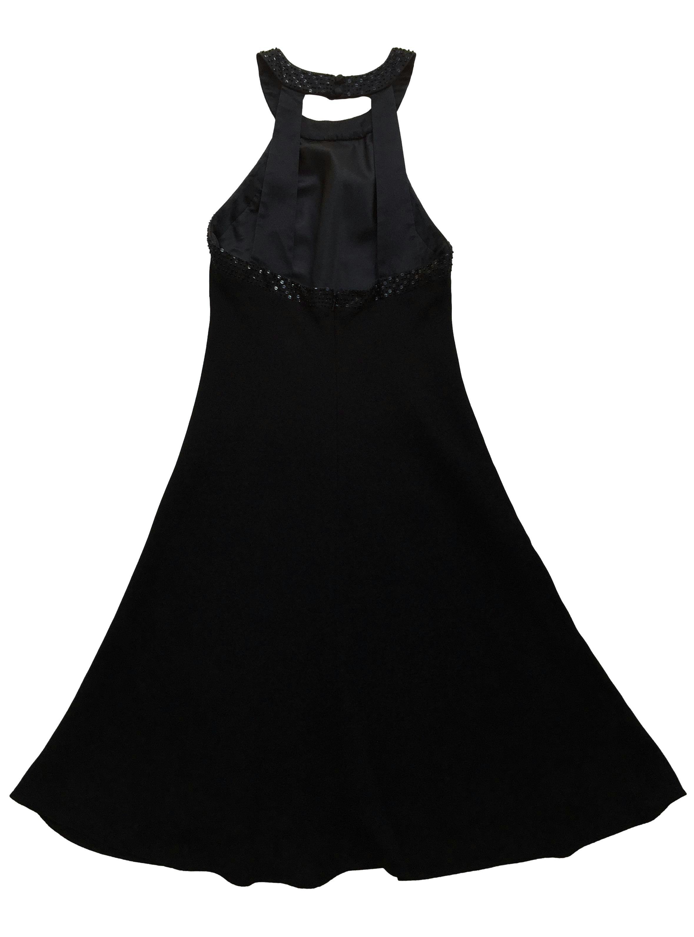 Vestido negro Jones New York, area de escote 100% seda con pedrería, forro, cierre y botones posteriores. Busto 90cm, Largo 110cm.