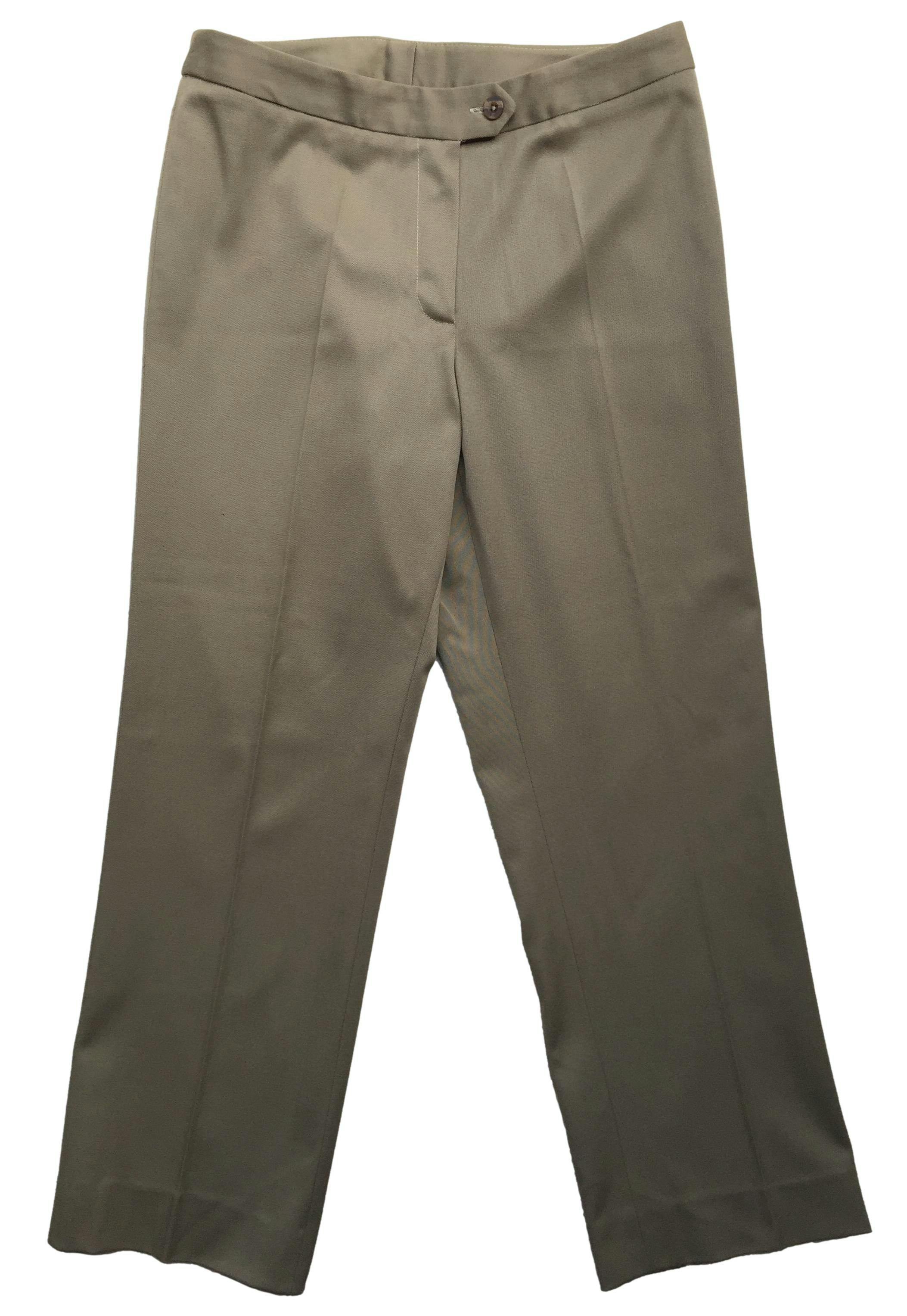 Pantalón sastre color camel con pierna recta y botón frontal. Cintura 78cm, Largo 92cm.