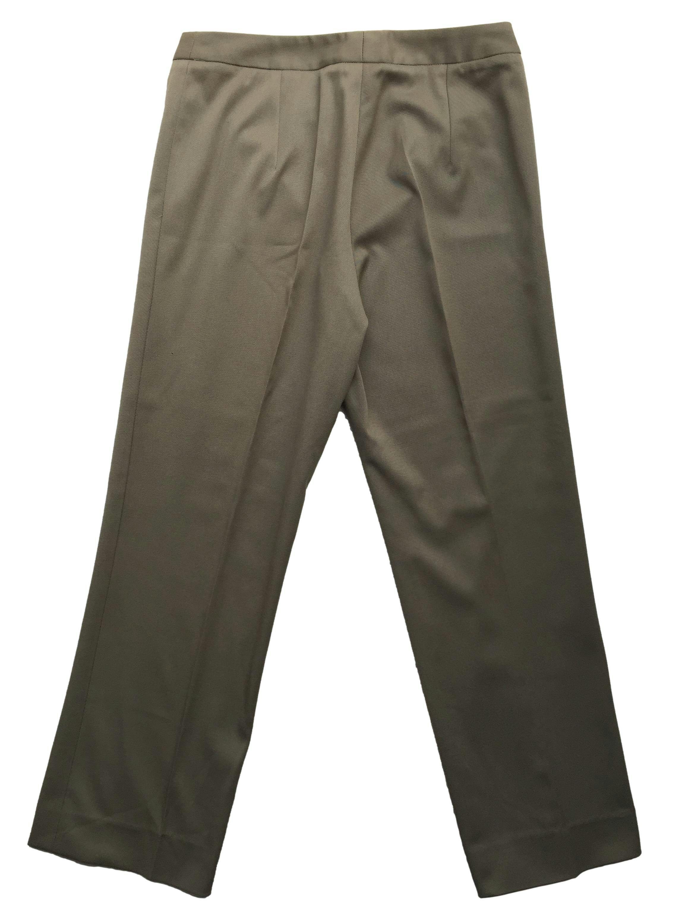 Pantalón sastre color camel con pierna recta y botón frontal. Cintura 78cm, Largo 92cm.