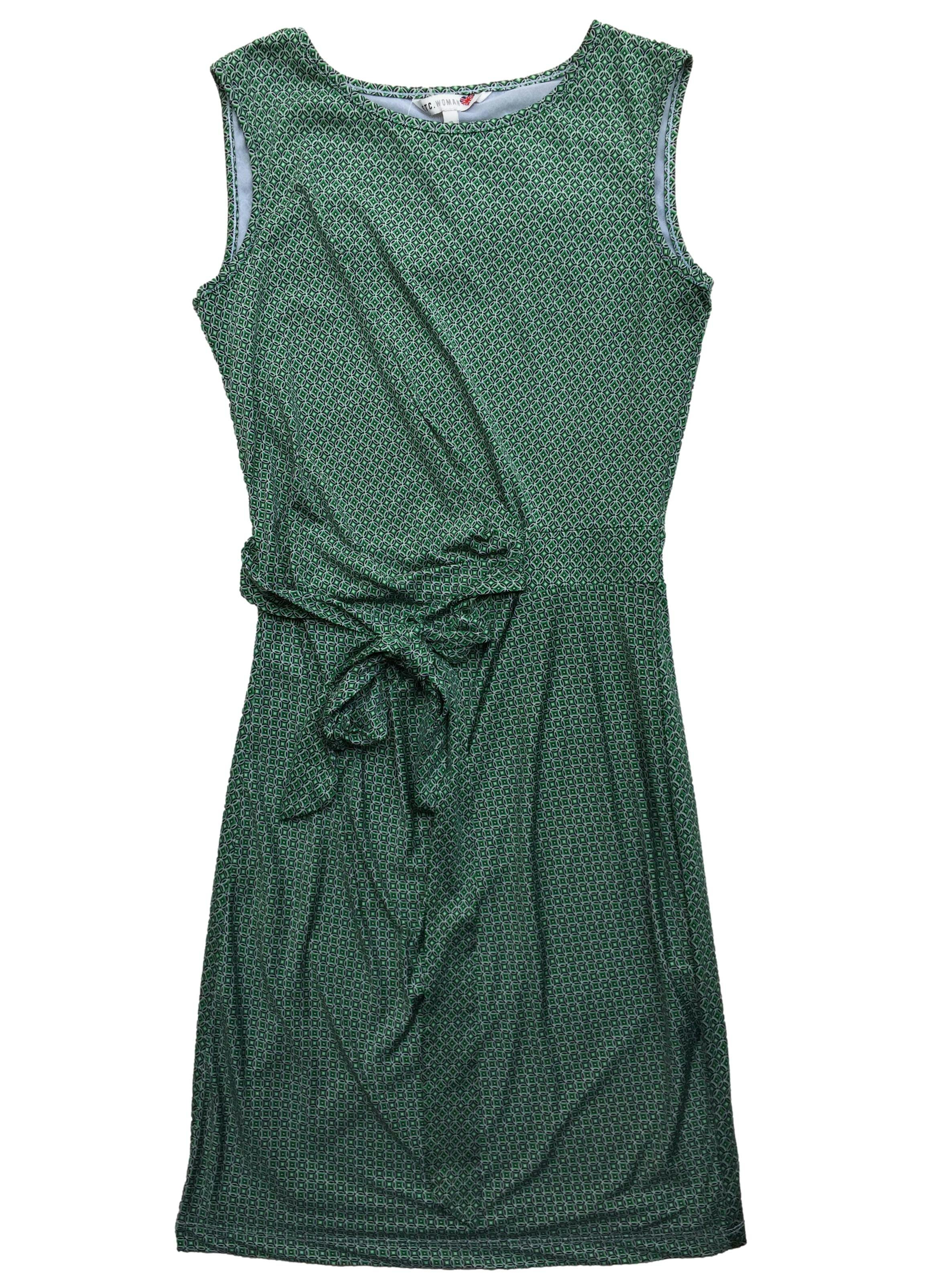 Vestido ETC verde con estampado óptico, tela stretch, forro, fruncido lateral y cintos. Busto 90cm, Largo 92cm.