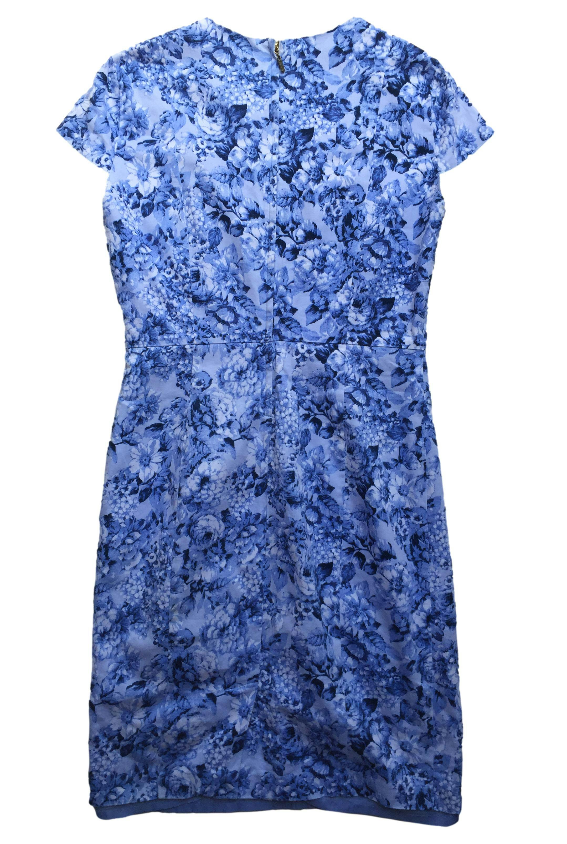 Vestido Joaquim Miro celeste con estampado floral, tela 97% algodón con forro, pinzas y cierre posterior. Busto 90cm, Largo 90cm.