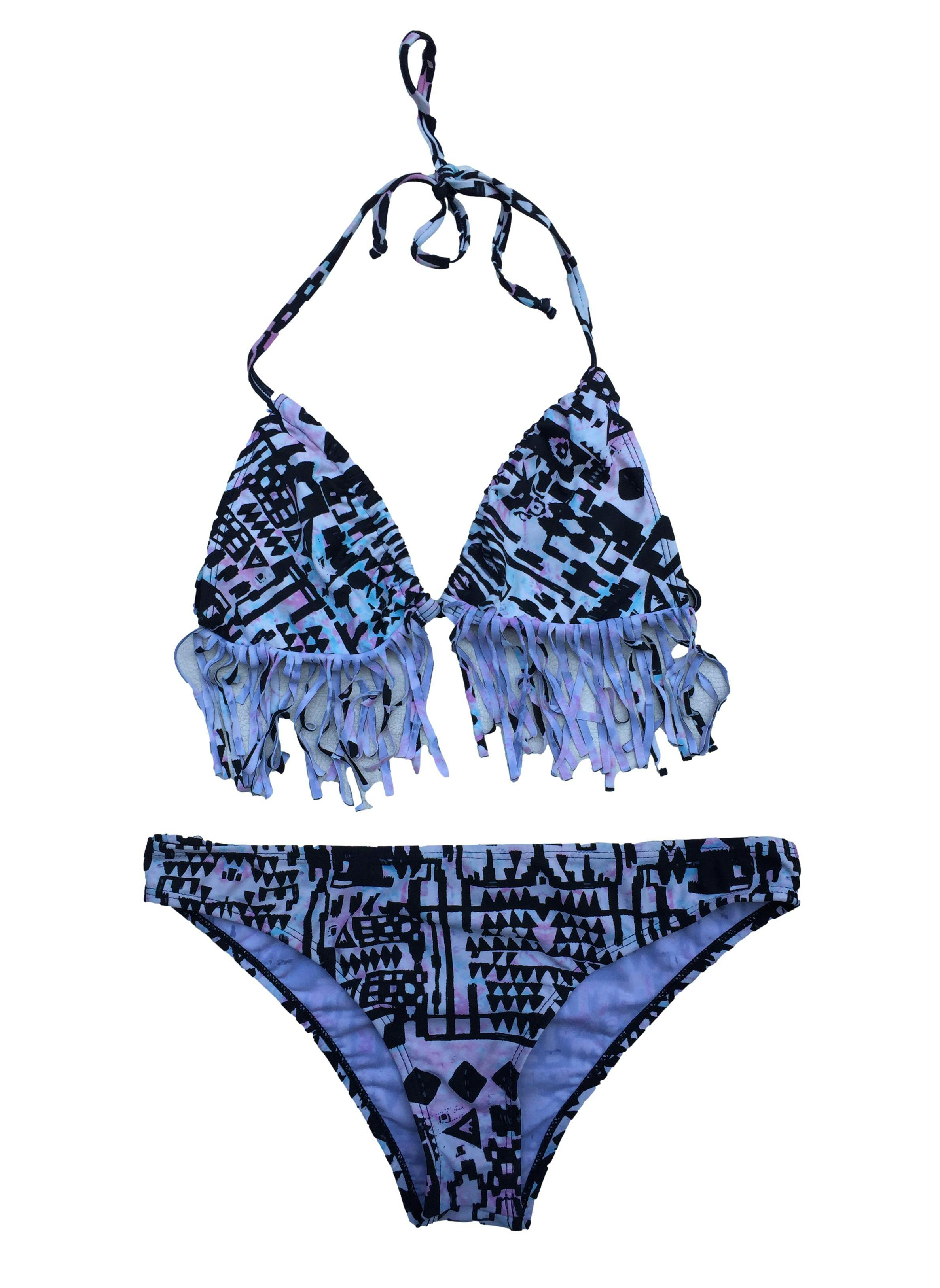 Bikini Hypnotic de dos piezas, estampado tribal, parte superior con flecos y pasadores para anudarse.