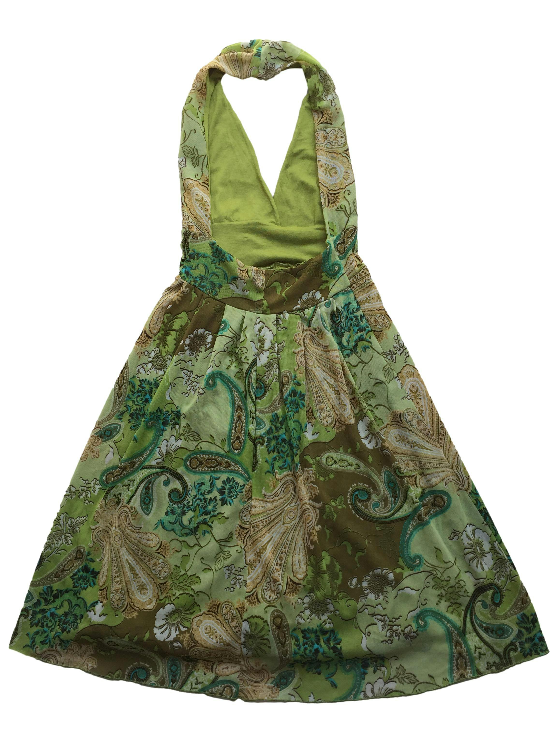 Vestido de mesh verde con estampado floral, forro y cuello halter. Largo 105cm.