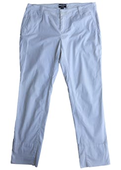 Pantalón blanco 98% algodón, corte slim con falsos bolsillos delanteros y un bolsillo posterior. Cintura 82cm, Largo 95cm.