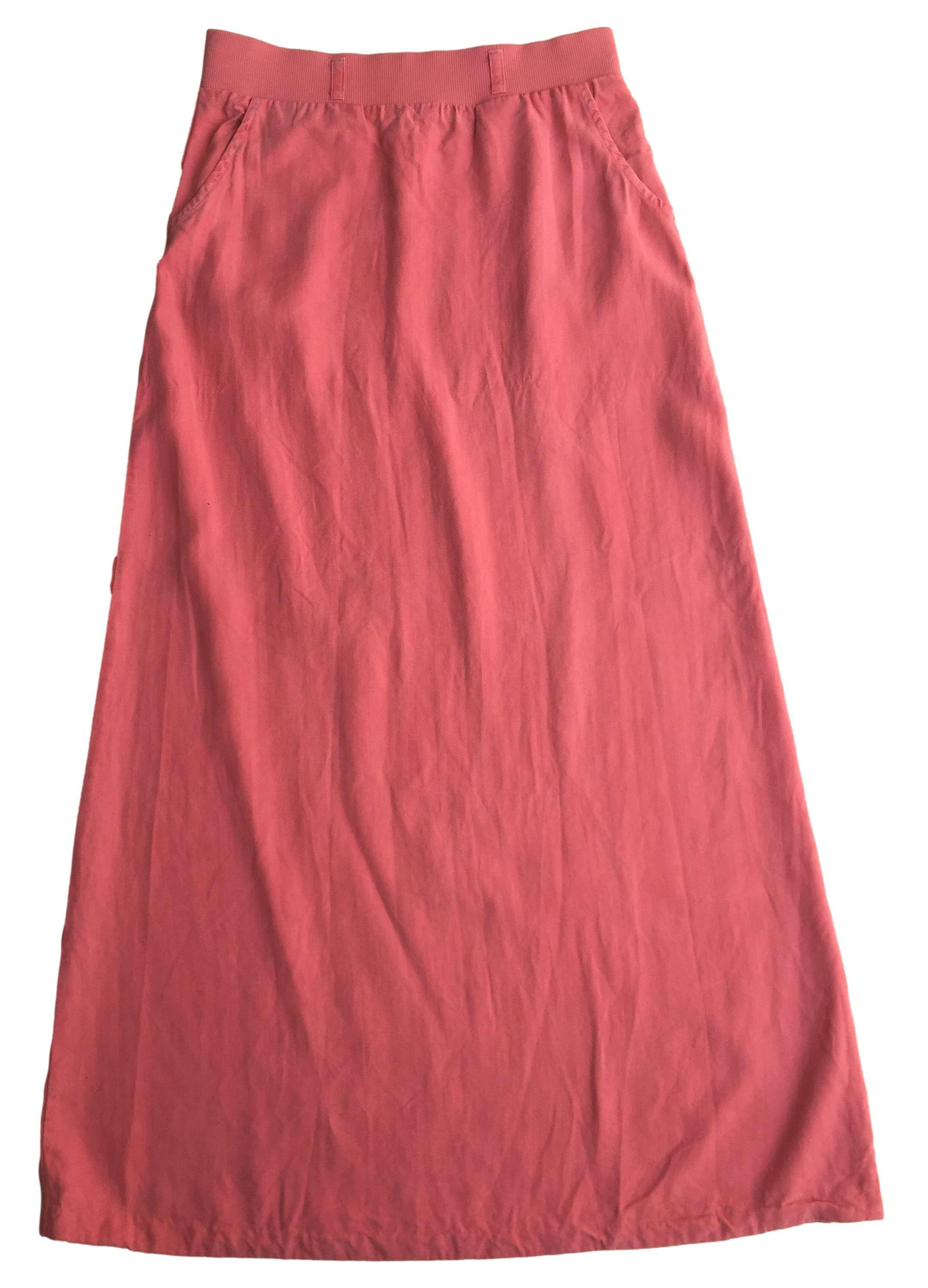 Maxi falda coral de tela ligera suave al tacto, tiene bolsillos y pretina elasticada. Cintura 74cm, Largo 107cm.