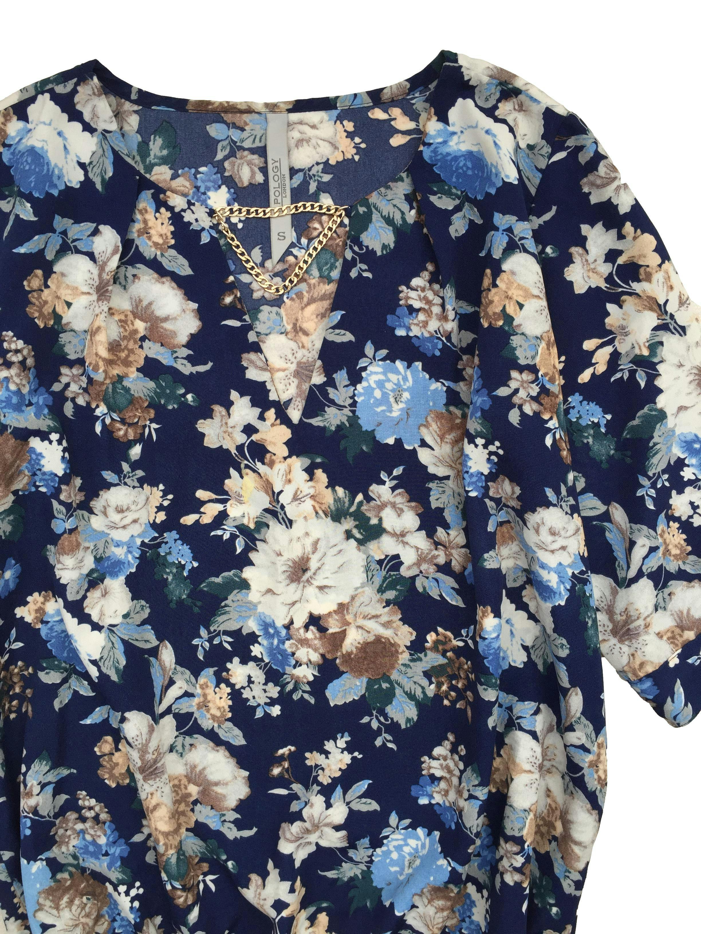 Blusa Apology floral en tonos azules, detalle de cadena dorada en el cuello. Busto: 102cm, Largo: 61cm