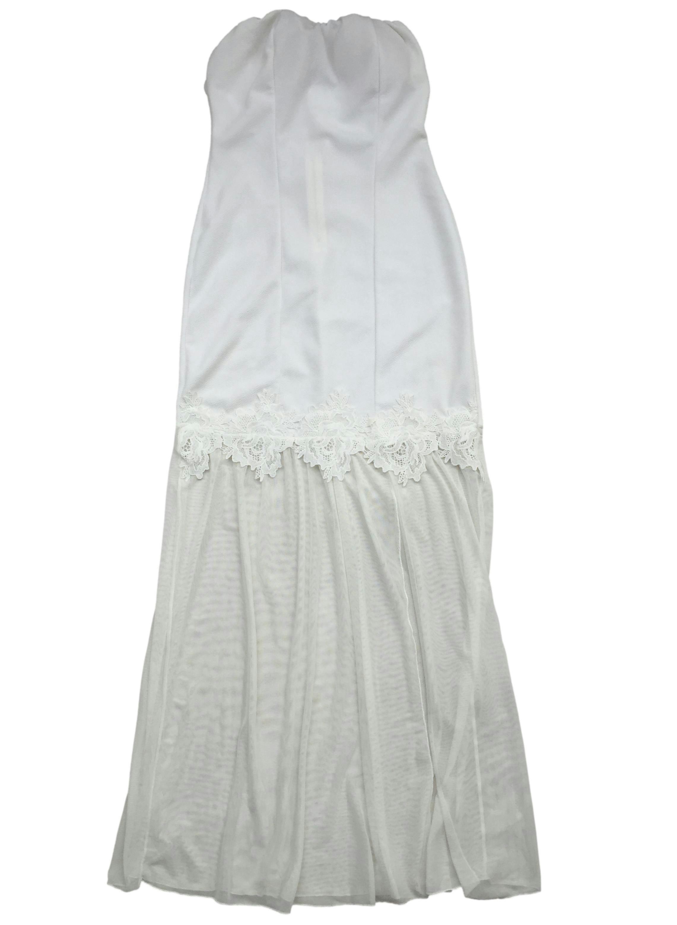 Vestido blanco strapless, cierre posterior con copas, encaje de flores y tul. Busto: 56cm (sin estirar), Largo: 130cm