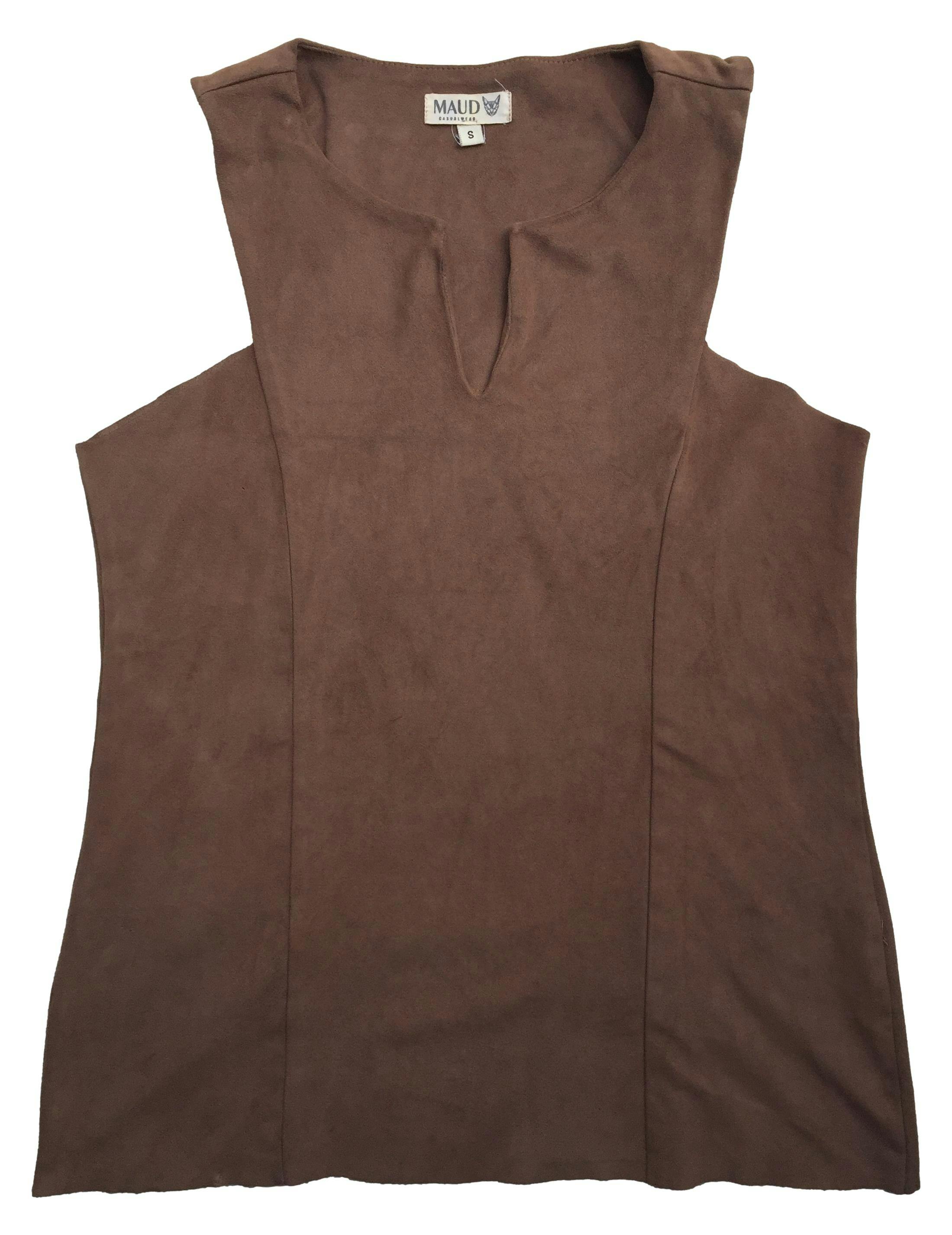 Blusa Maud marrón, tela piel de durazno, manga cero. Busto: 90cm, Largo: 59cm