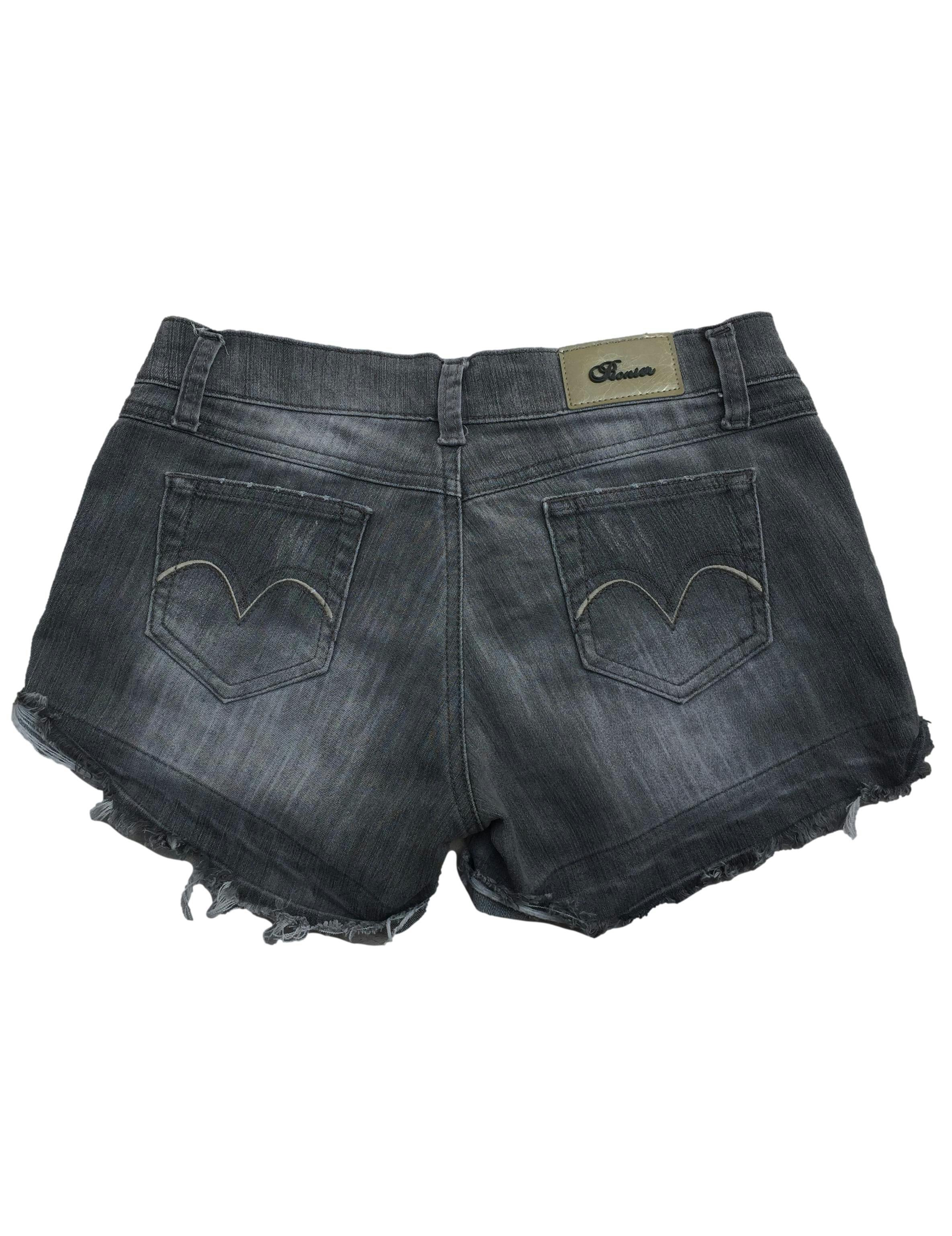 Short jean Pionier gris efecto lavado, bastas deshilachadas. Cintura: 70cm, Tiro: 20cm, Largo: 28cm