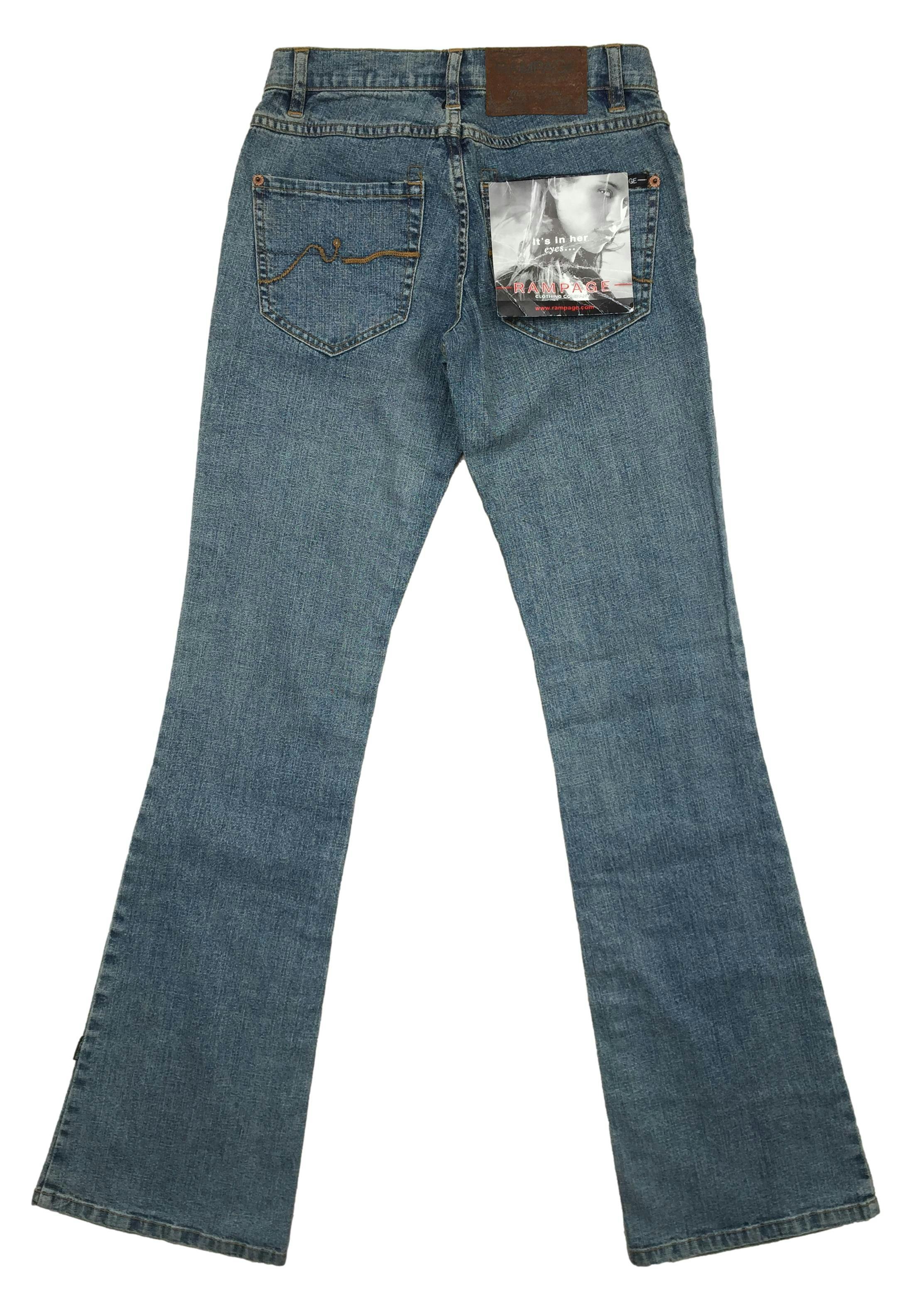 Pantalón jean, pierna ancha, botón y bolsillos delateros. Cintura: 62cm, Tiro: 18cm, Largo: 102cm. Nuevo con etiqueta.