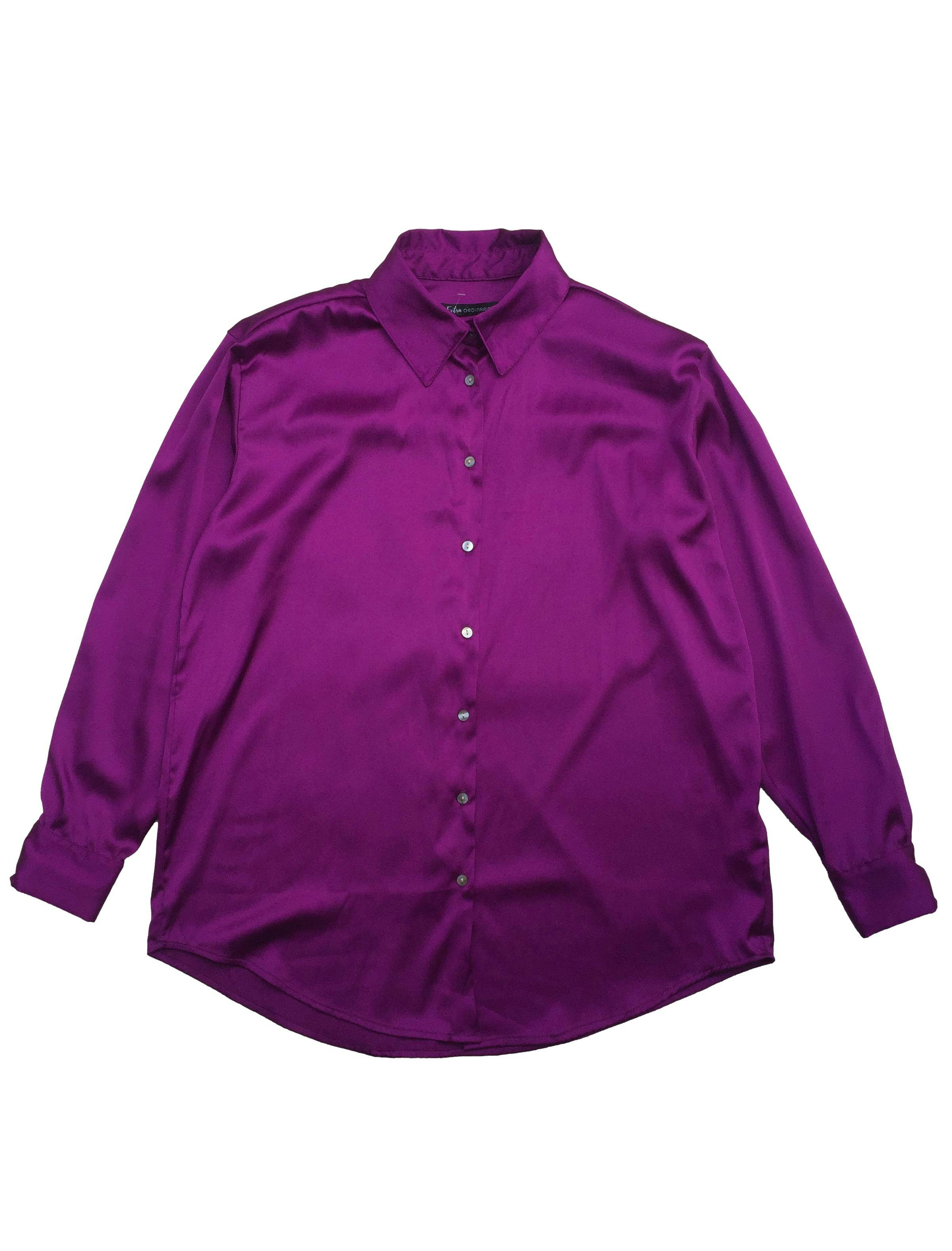 Blusa violeta satinada, botones delanteros. Busto: 112cm, Largo: 73cm