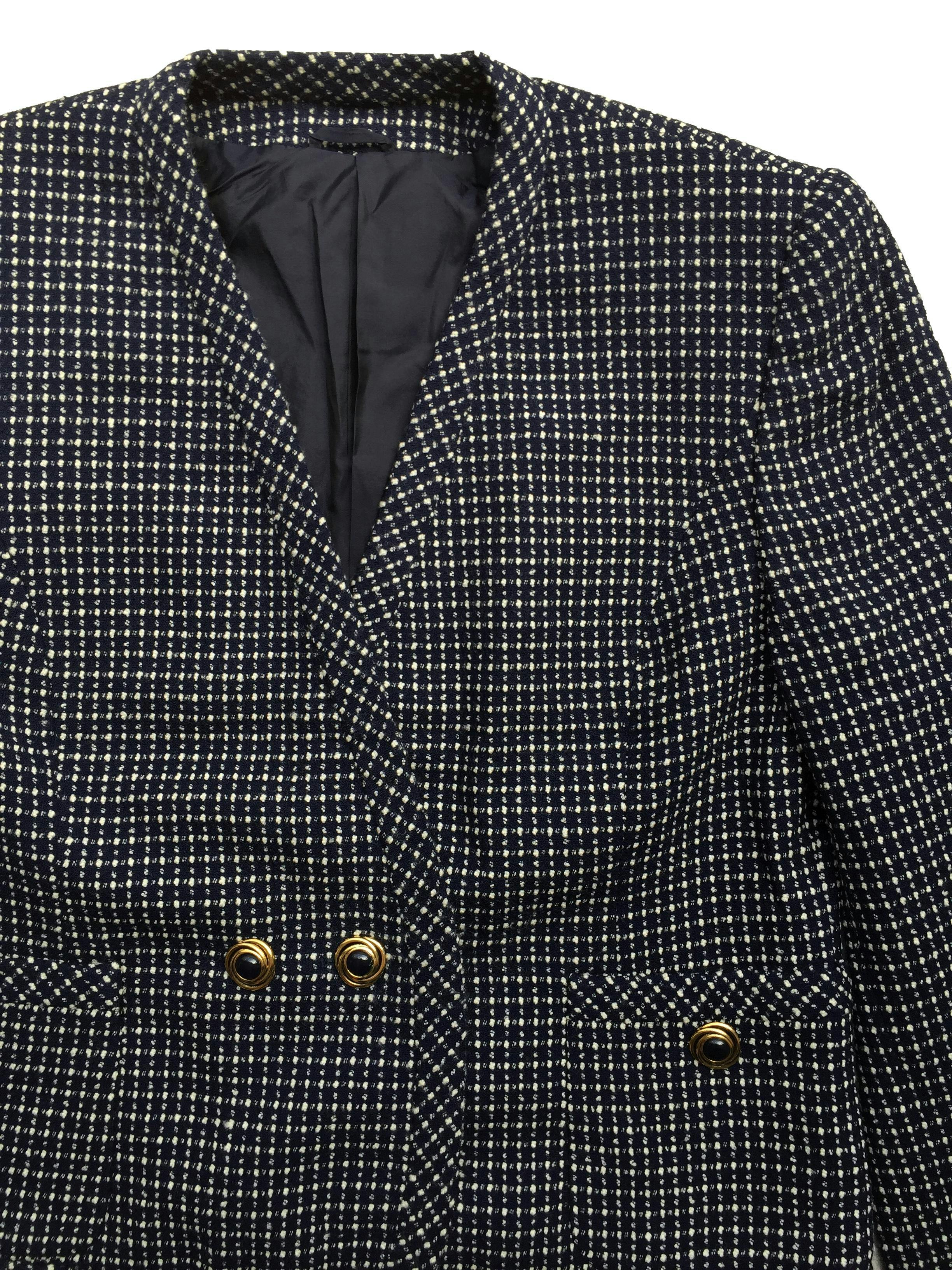 Blazer de tweed azul con forro, bolsillos y botones dorados.Busto 106cm, Largo 56cm 