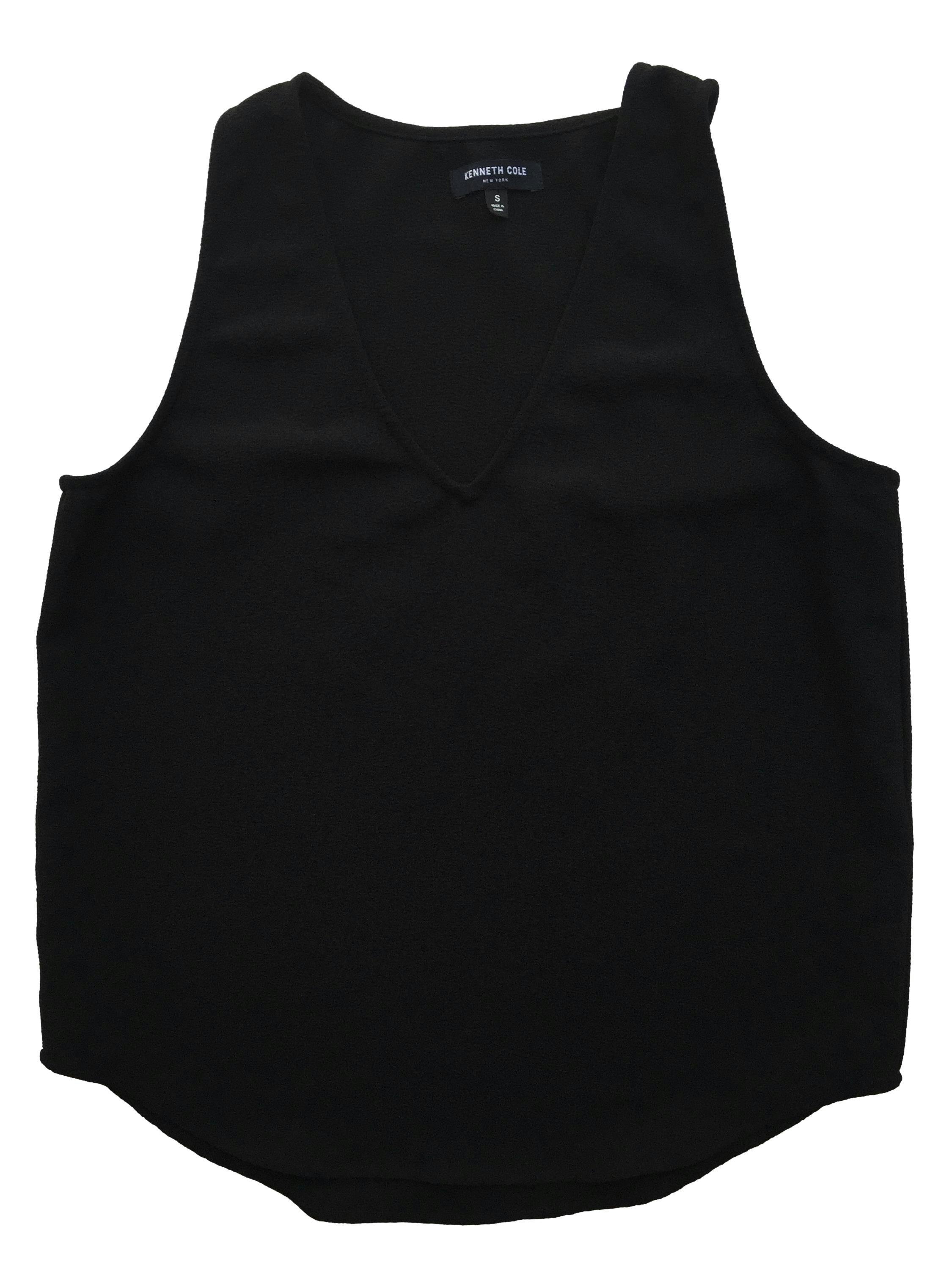 Blusa negra Kenneth Cole con textura, manga cero, cuello V. Busto 94cm, Largo 58cm. 